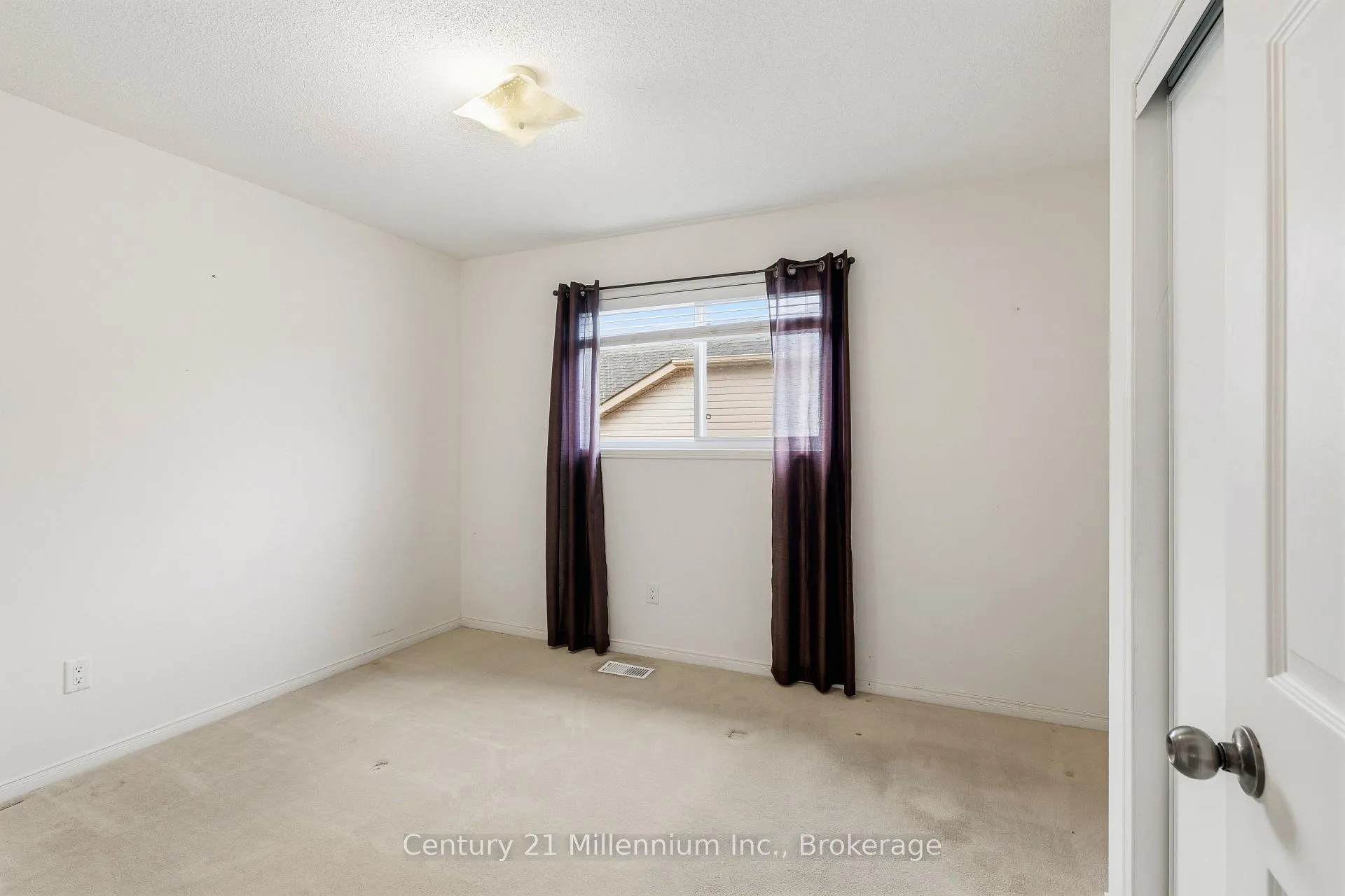 Photo 13 of 135 Royal Beech Drive, Wasaga Beach — HOMEH