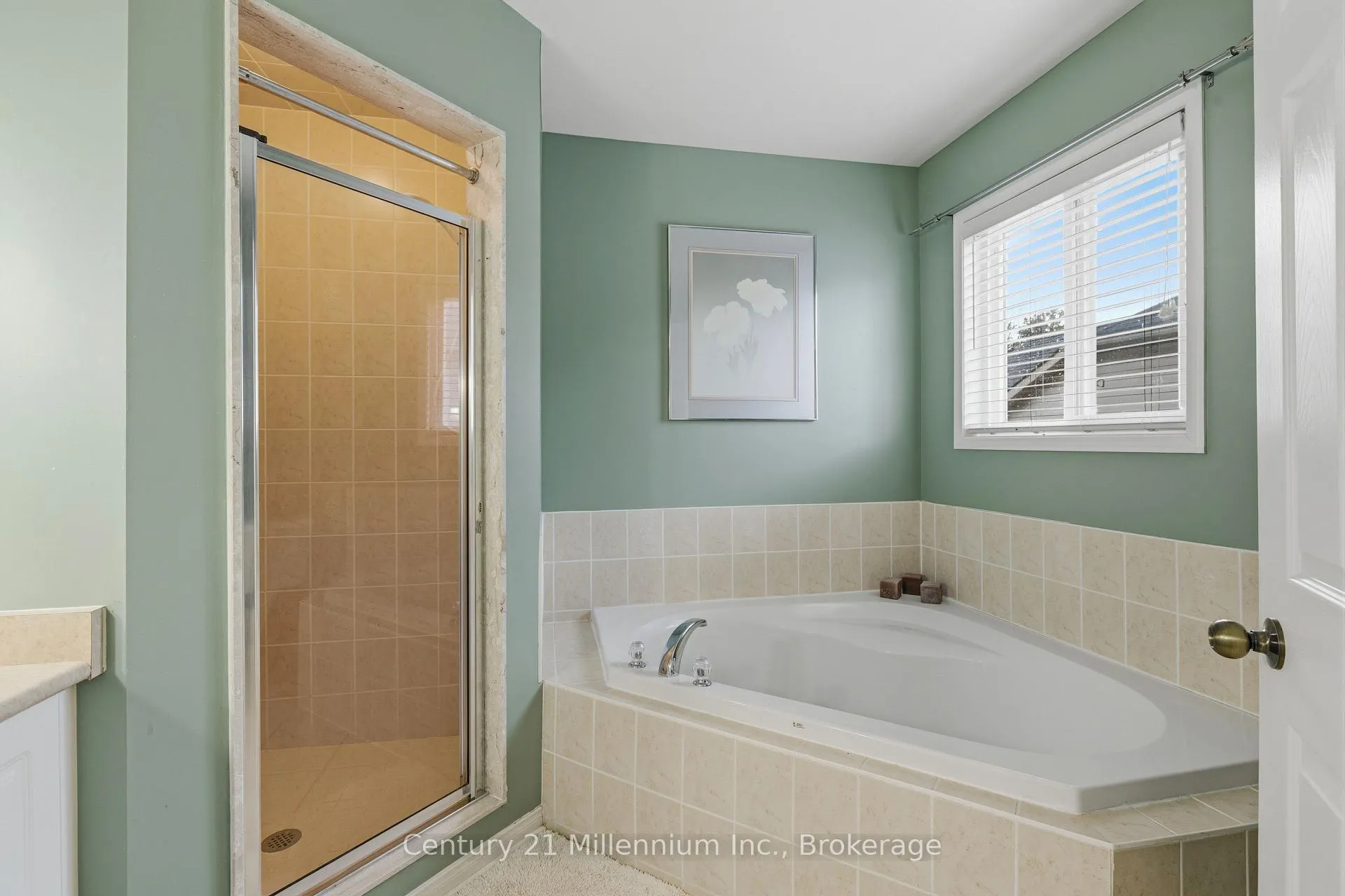 Photo 18 of 135 Royal Beech Drive, Wasaga Beach — HOMEH