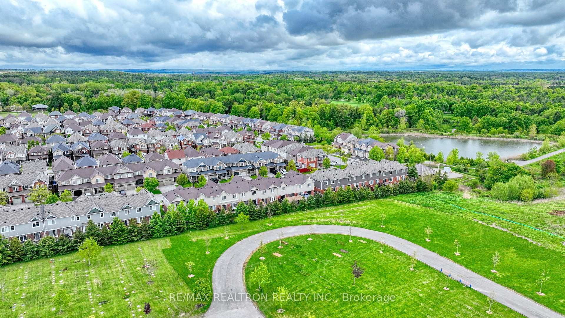 Photo 3 of 1843 Liatris Drive, Pickering, Duffin Heights — HOMEH