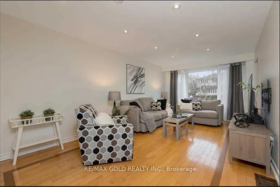 Photo 5 of 59 Royce Avenue, Brampton, Downtown Brampton — HOMEH