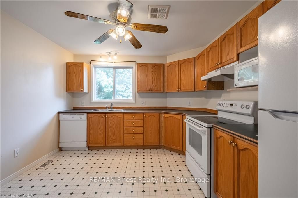 Photo 4 of 1386 Brackenwood Crescent, Kingston, City Northwest — HOMEH