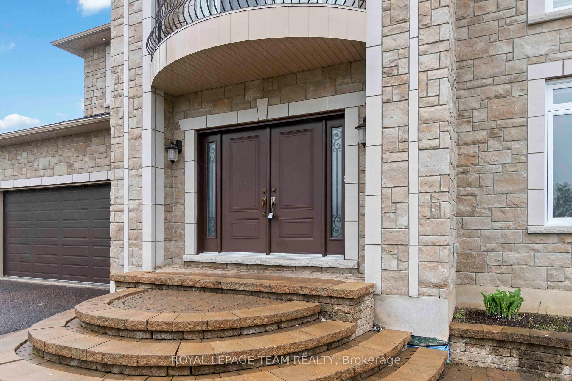Photo 2 of 215 Stevenson Crescent, Renfrew — HOMEH