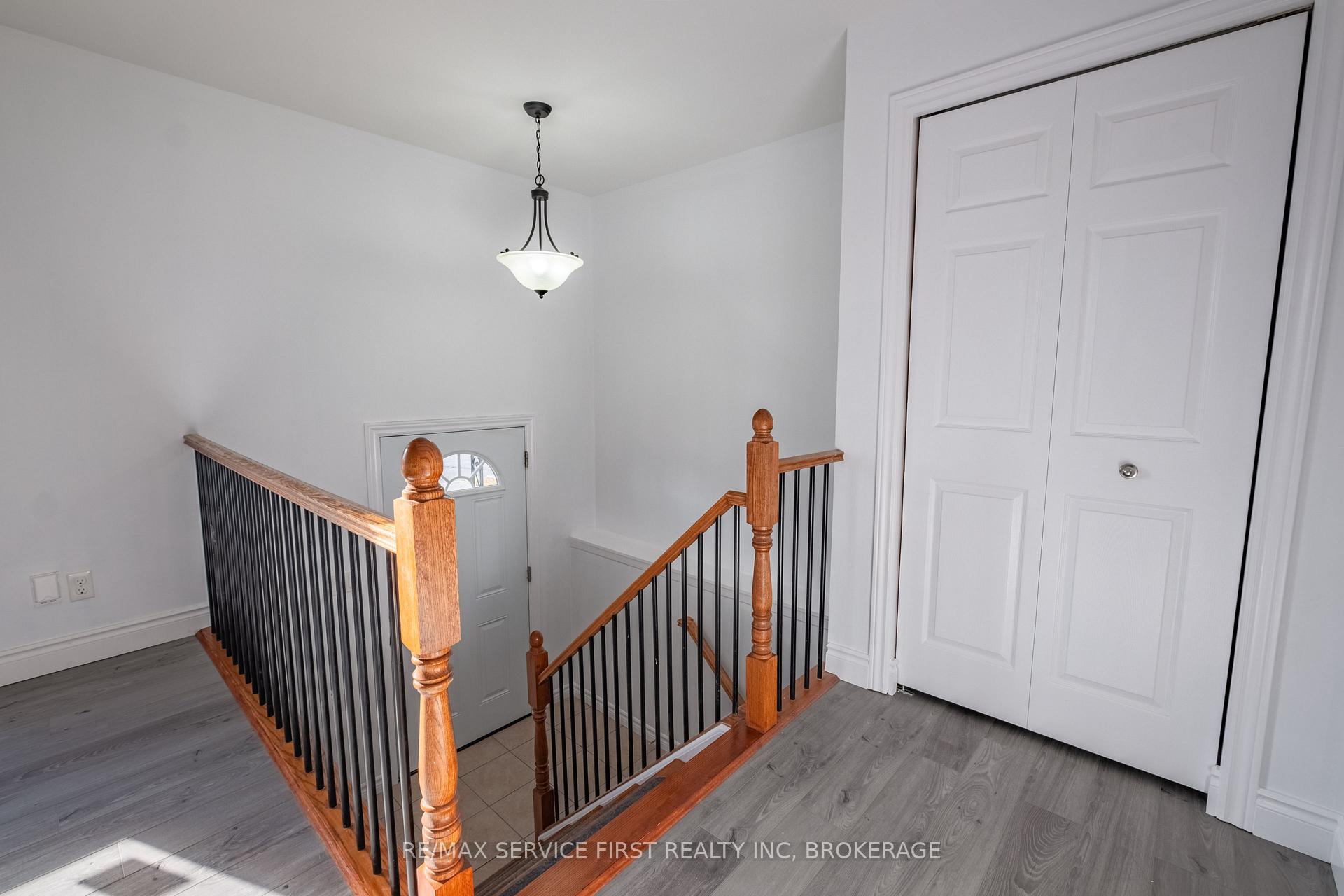 Photo 4 of 906 Uxbridge Crescent, Kingston, East Gardiners Rd — HOMEH