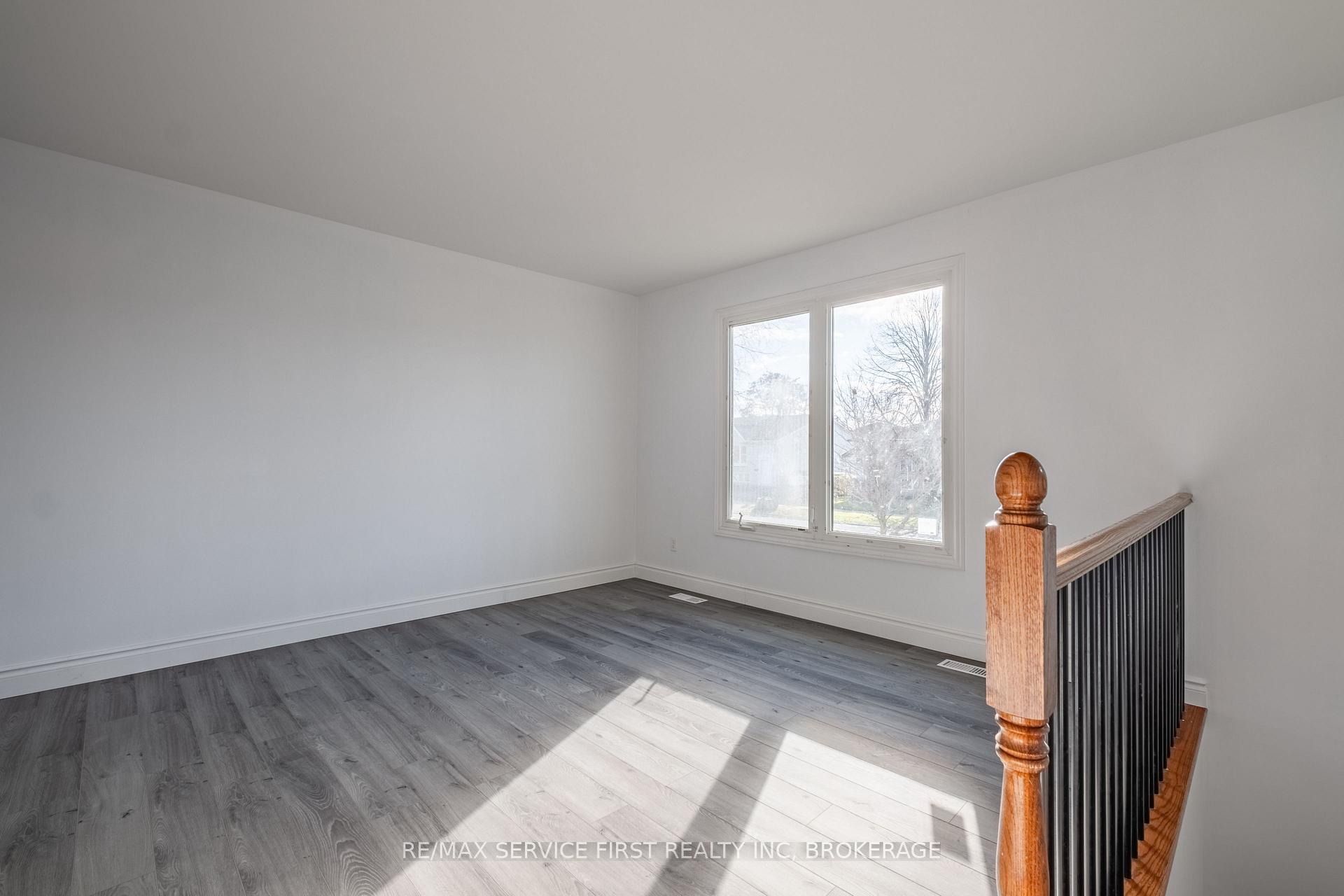 Photo 5 of 906 Uxbridge Crescent, Kingston, East Gardiners Rd — HOMEH