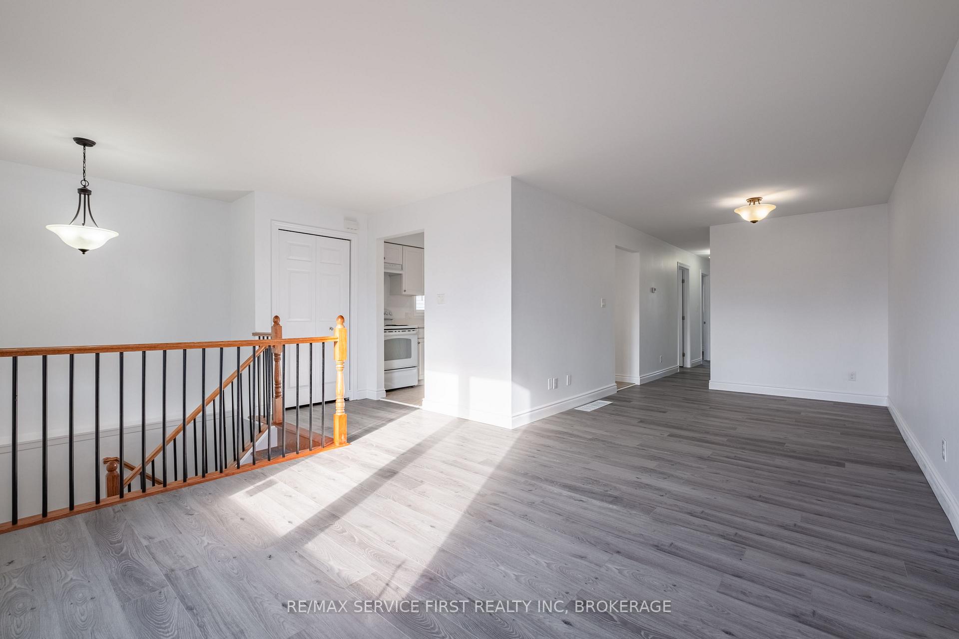 Photo 6 of 906 Uxbridge Crescent, Kingston, East Gardiners Rd — HOMEH