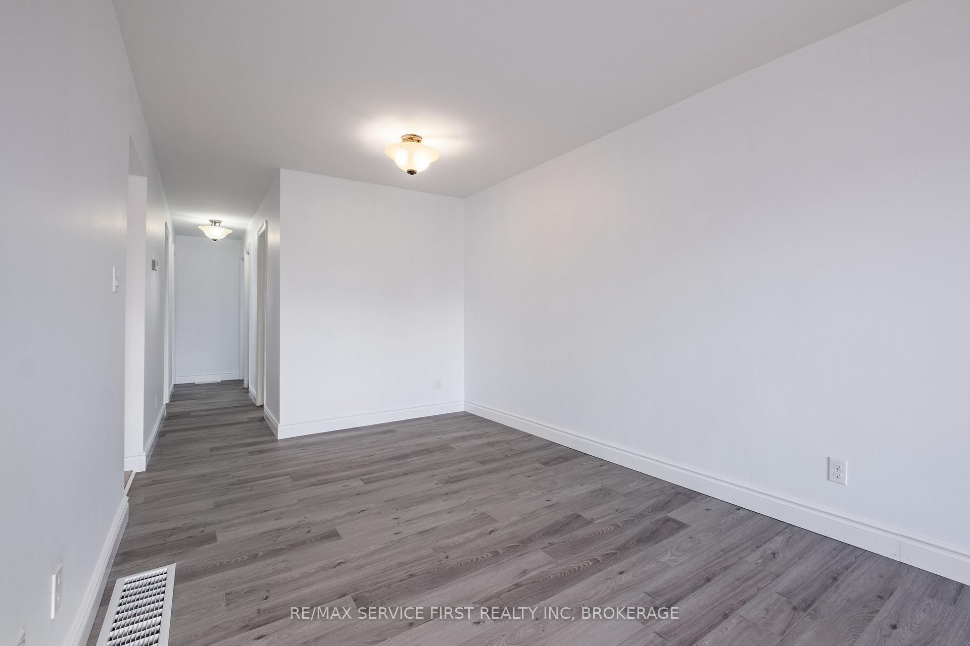 Photo 8 of 906 Uxbridge Crescent, Kingston, East Gardiners Rd — HOMEH