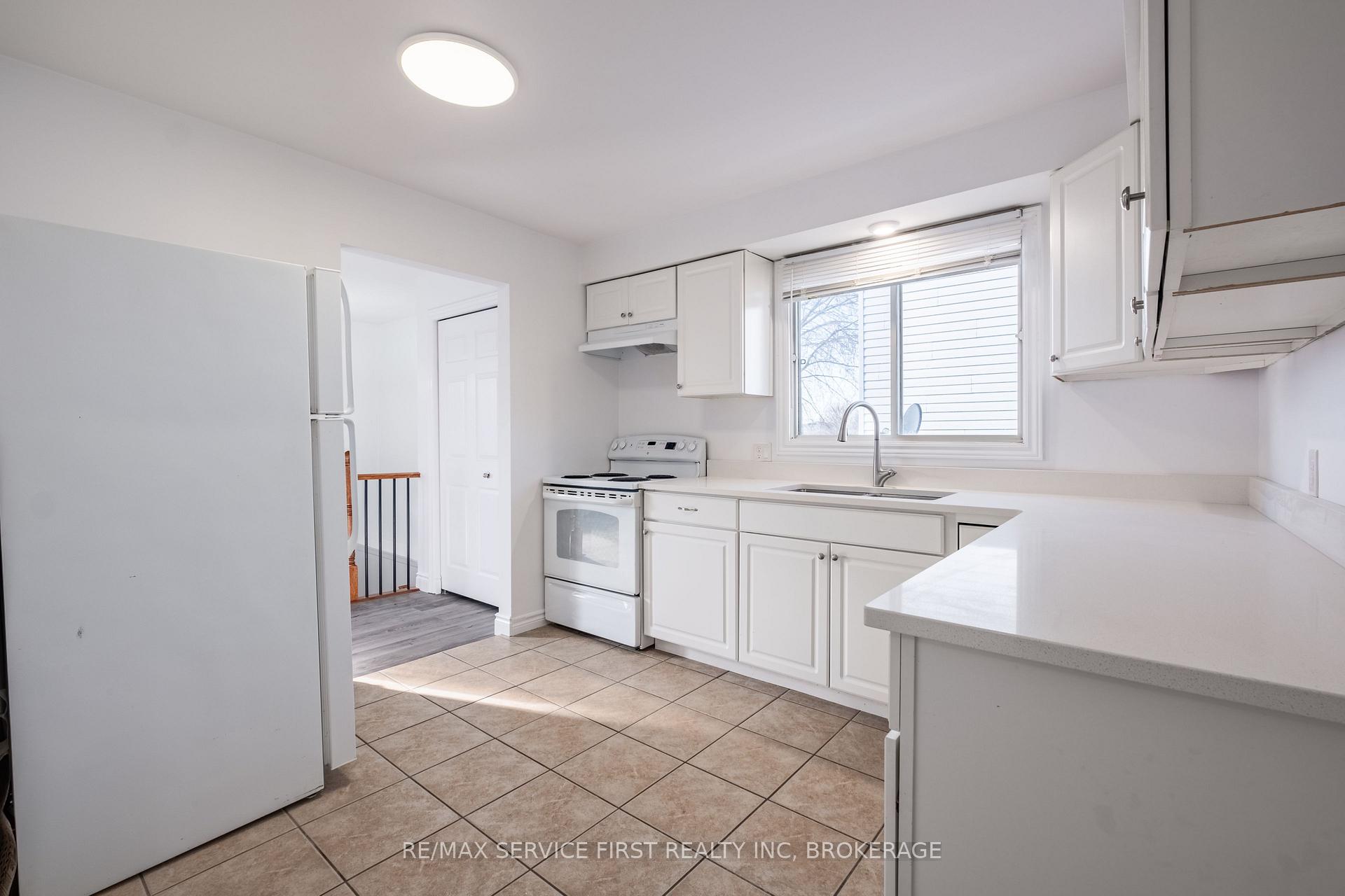 Photo 9 of 906 Uxbridge Crescent, Kingston, East Gardiners Rd — HOMEH
