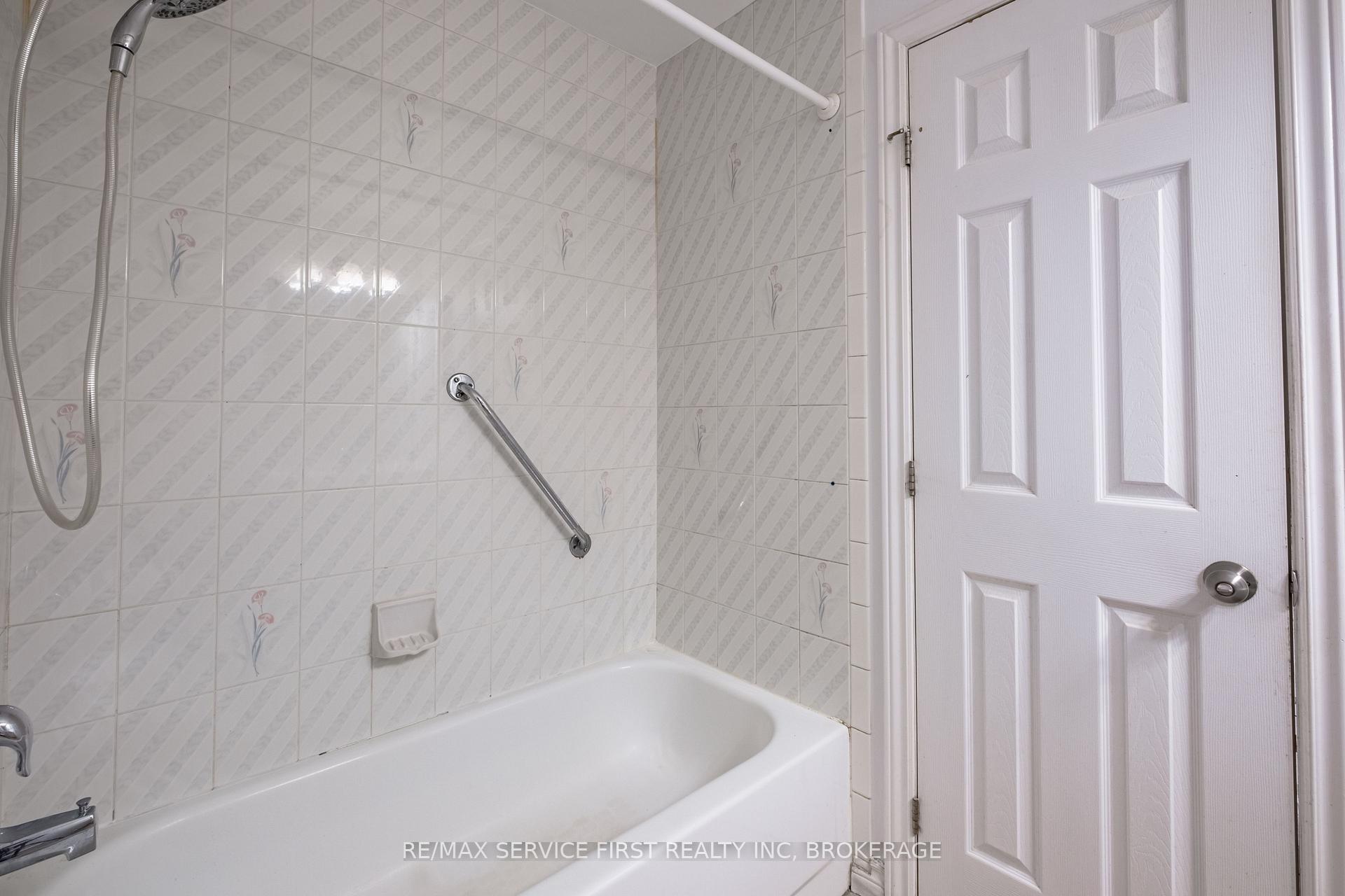 Photo 10 of 906 Uxbridge Crescent, Kingston, East Gardiners Rd — HOMEH