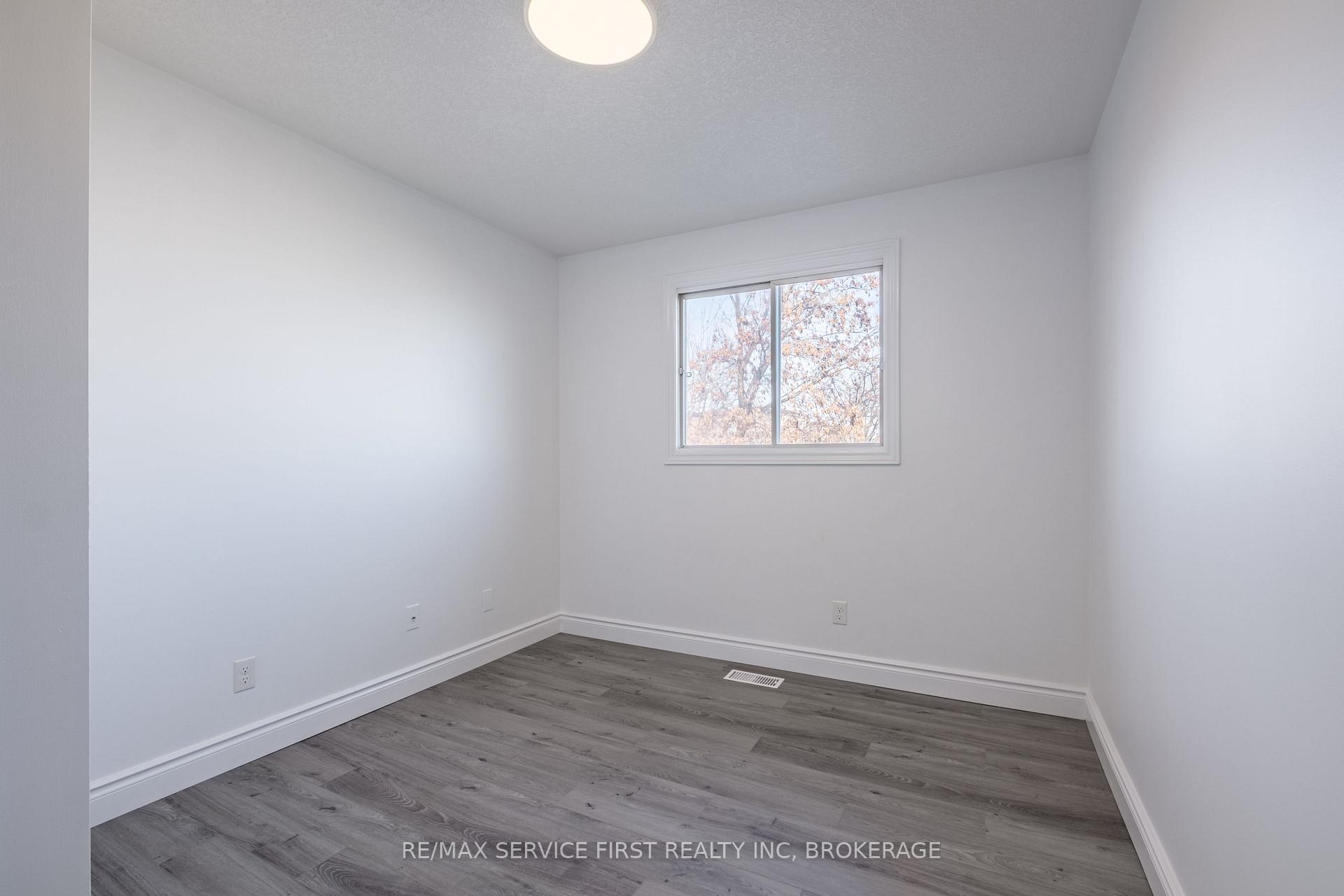 Photo 12 of 906 Uxbridge Crescent, Kingston, East Gardiners Rd — HOMEH