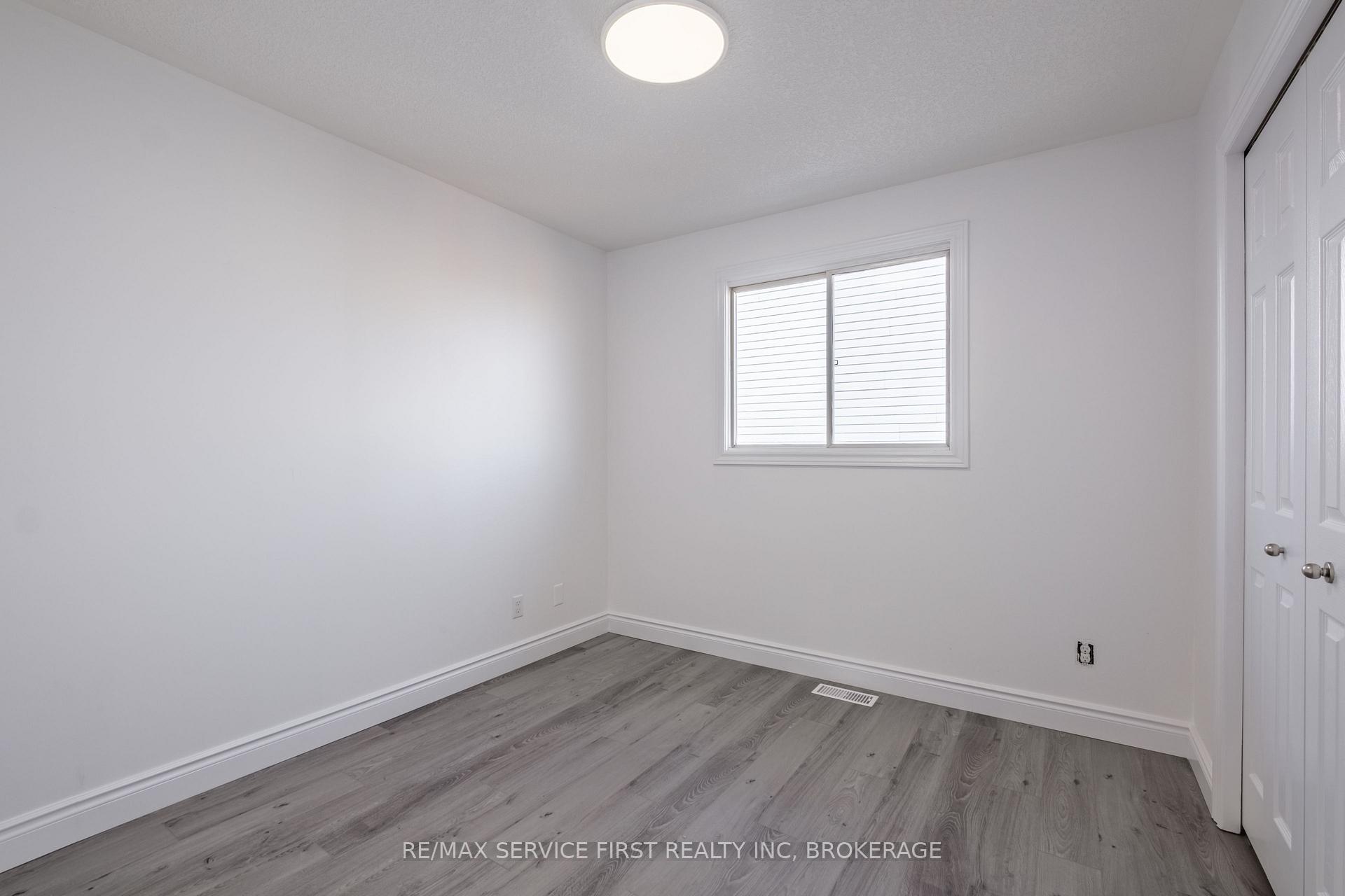 Photo 14 of 906 Uxbridge Crescent, Kingston, East Gardiners Rd — HOMEH