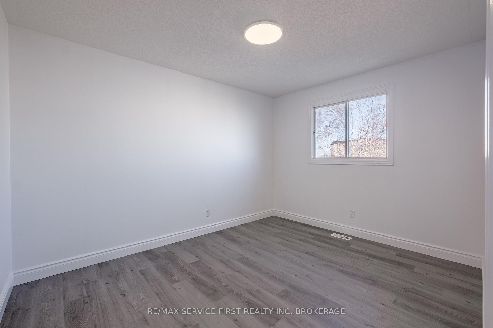 Photo 16 of 906 Uxbridge Crescent, Kingston, East Gardiners Rd — HOMEH