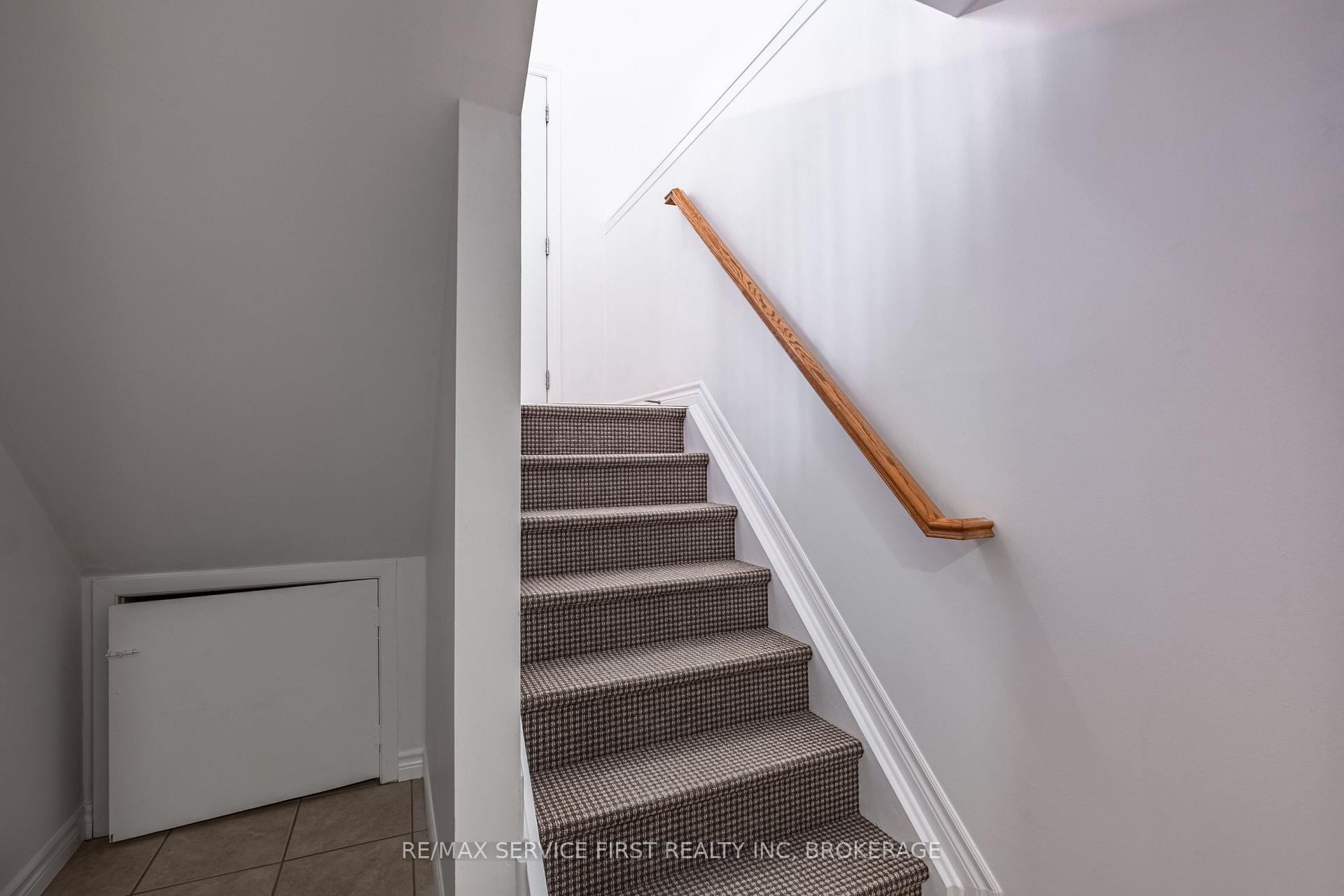 Photo 17 of 906 Uxbridge Crescent, Kingston, East Gardiners Rd — HOMEH