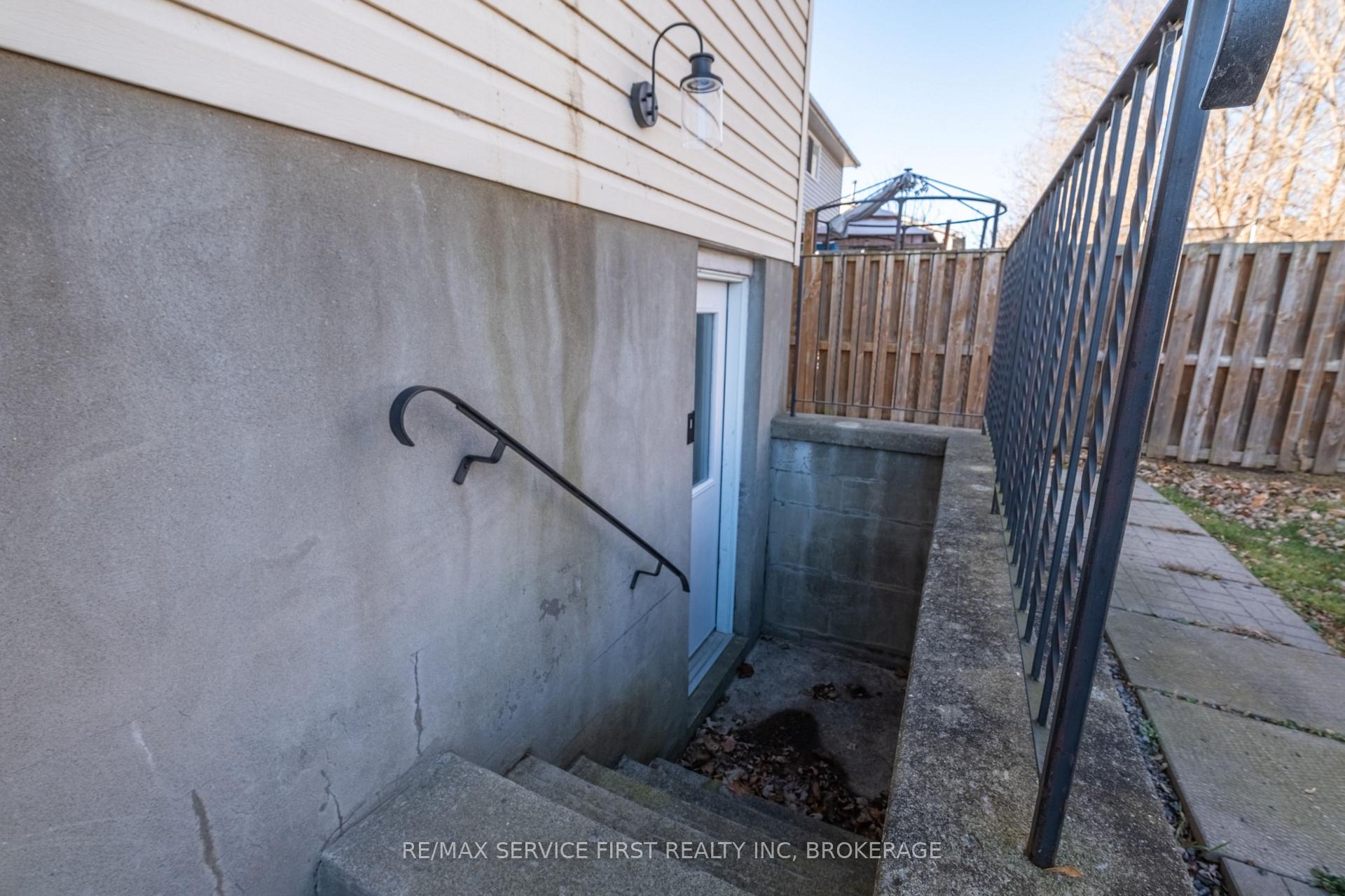 Photo 27 of 906 Uxbridge Crescent, Kingston, East Gardiners Rd — HOMEH
