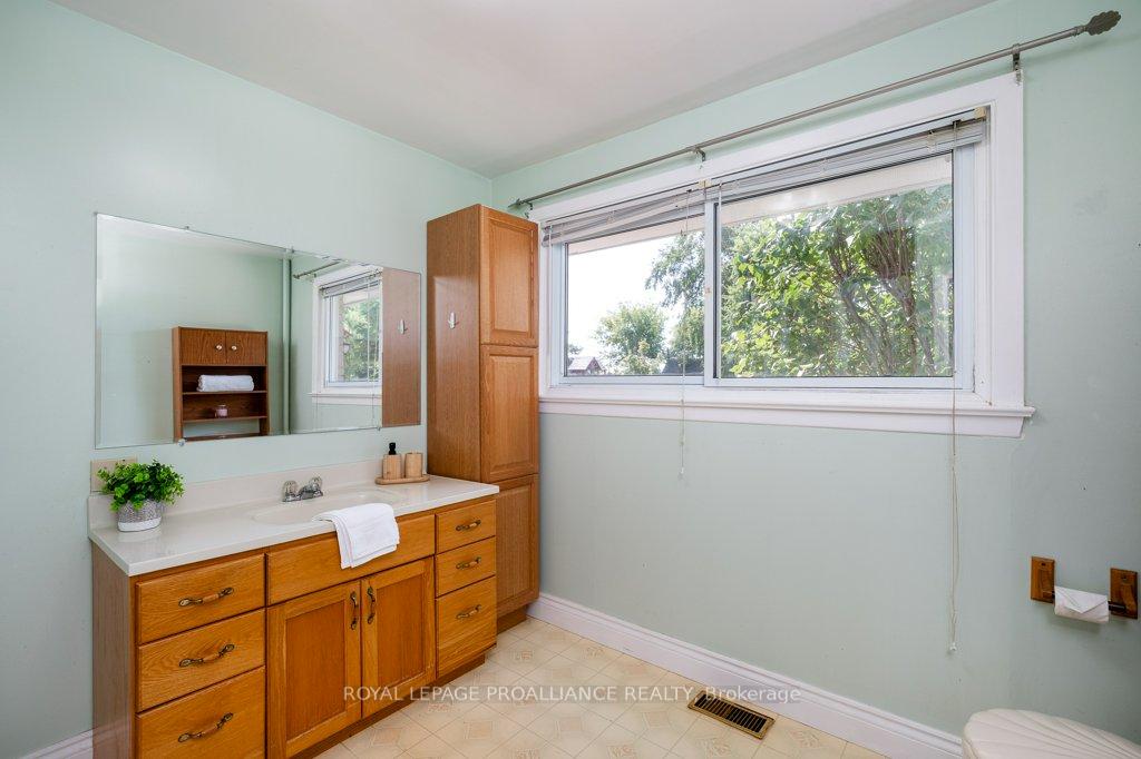 Photo 17 of 24 Quinte Road, Quinte West, Trenton Ward — HOMEH
