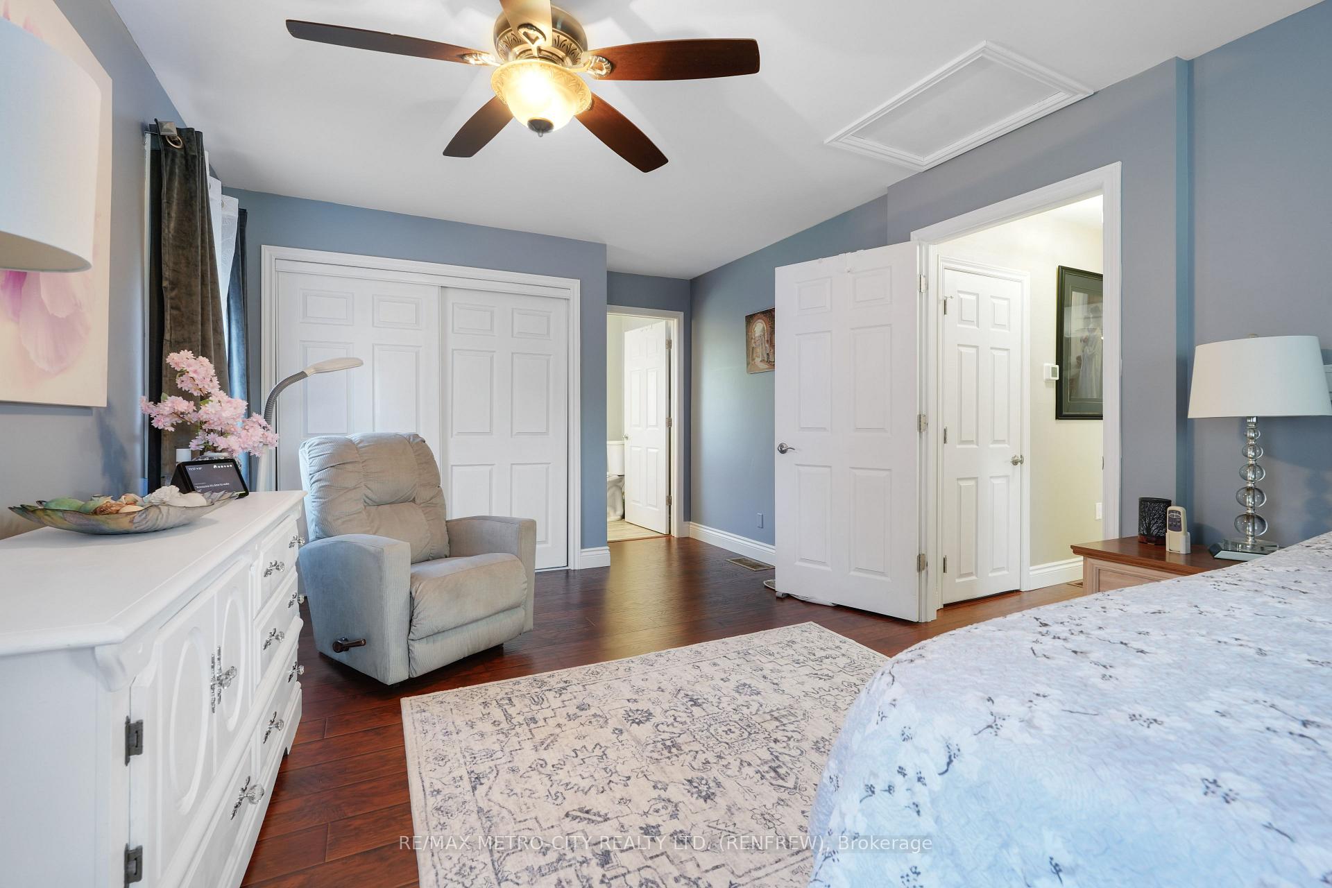 Photo 2 of 160 Airth Boulevard W, Renfrew — HOMEH