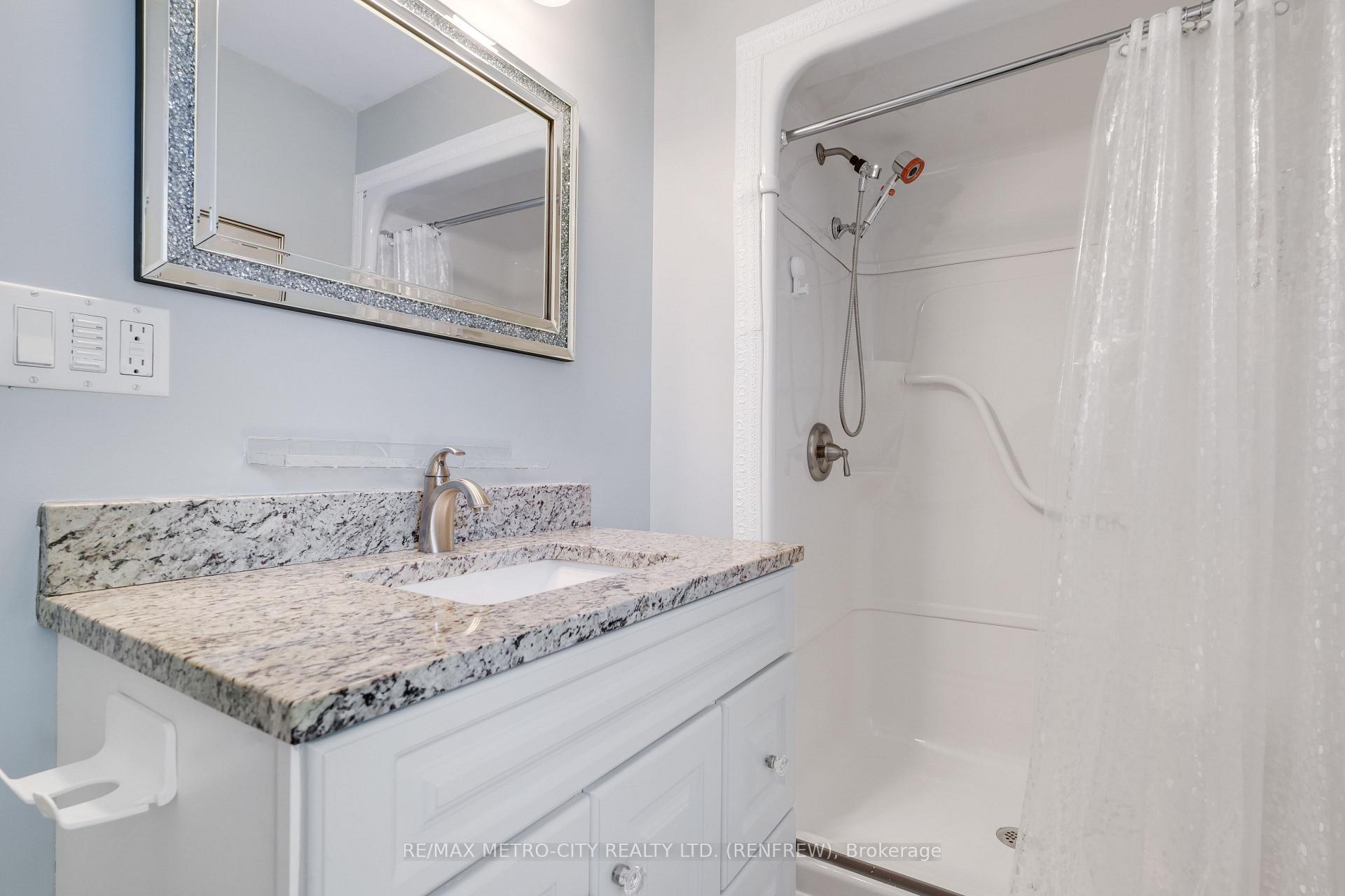Photo 3 of 160 Airth Boulevard W, Renfrew — HOMEH
