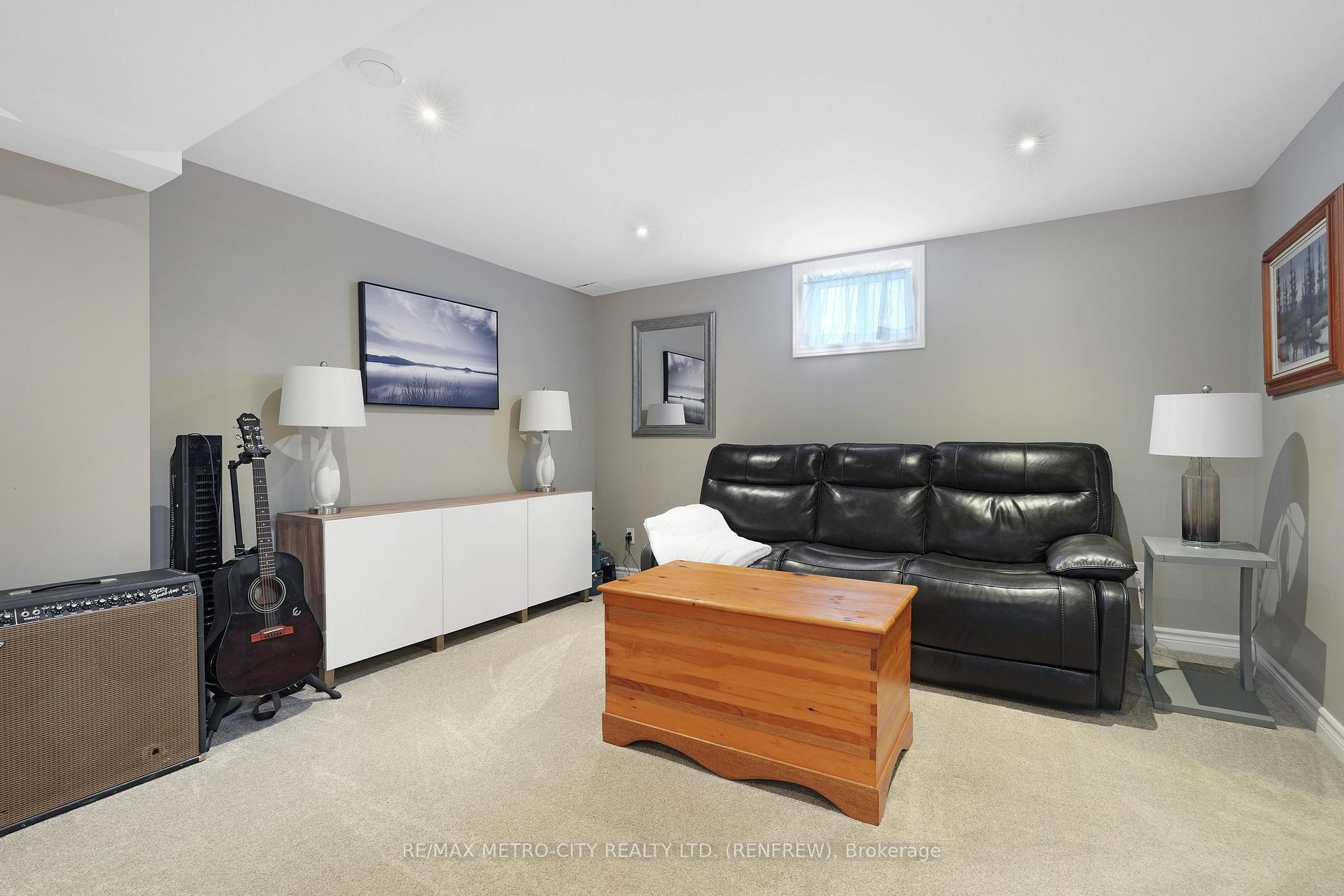 Photo 4 of 160 Airth Boulevard W, Renfrew — HOMEH