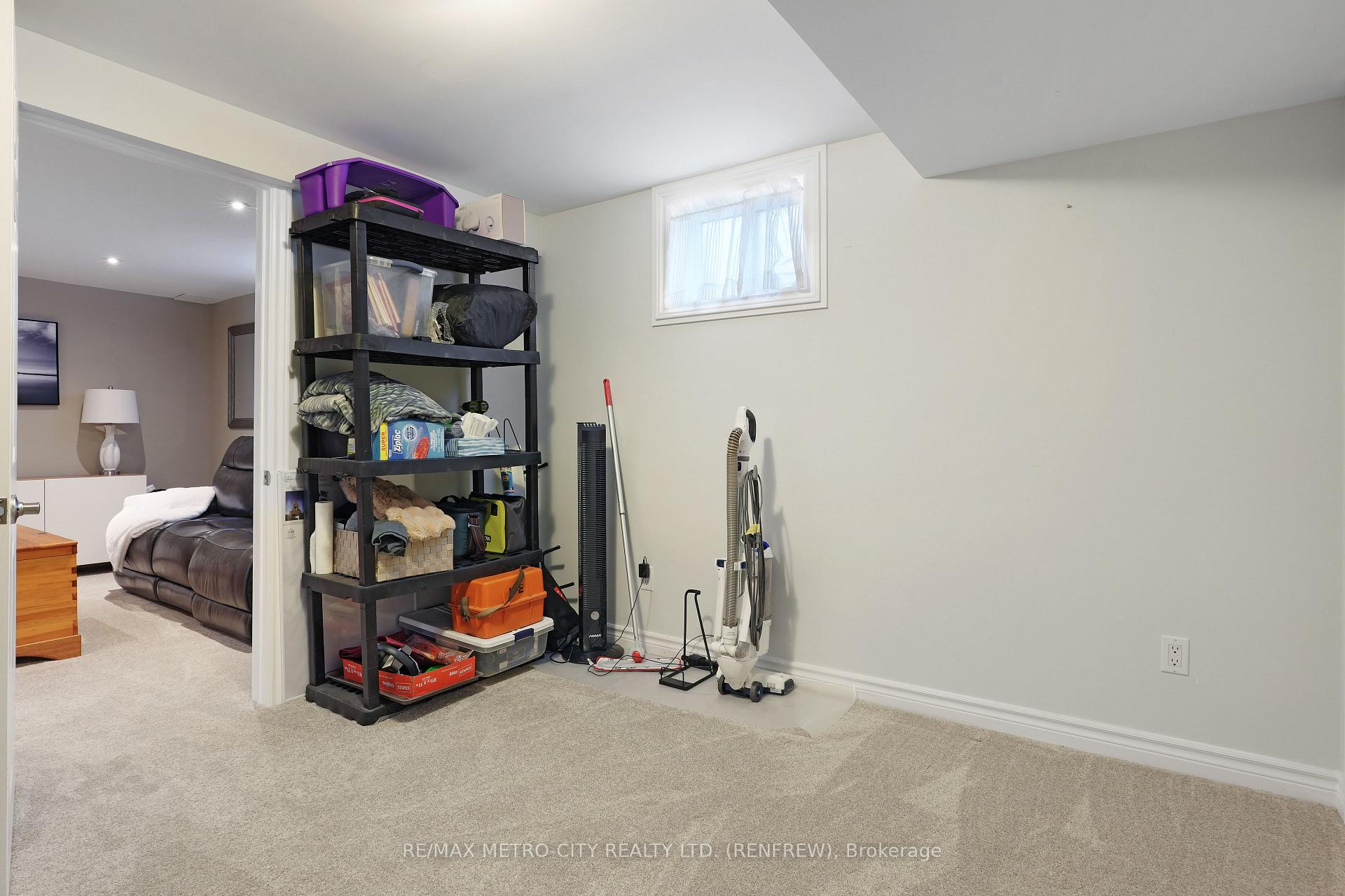 Photo 5 of 160 Airth Boulevard W, Renfrew — HOMEH