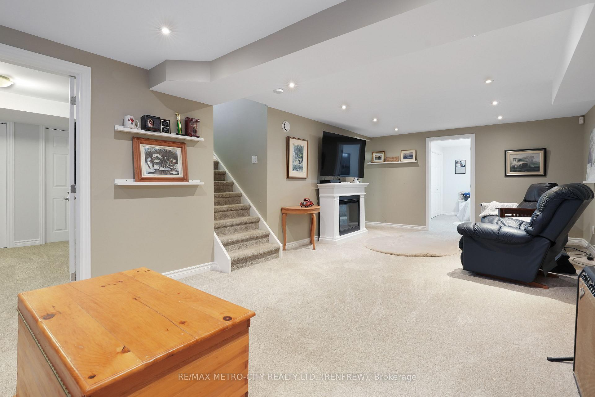 Photo 6 of 160 Airth Boulevard W, Renfrew — HOMEH
