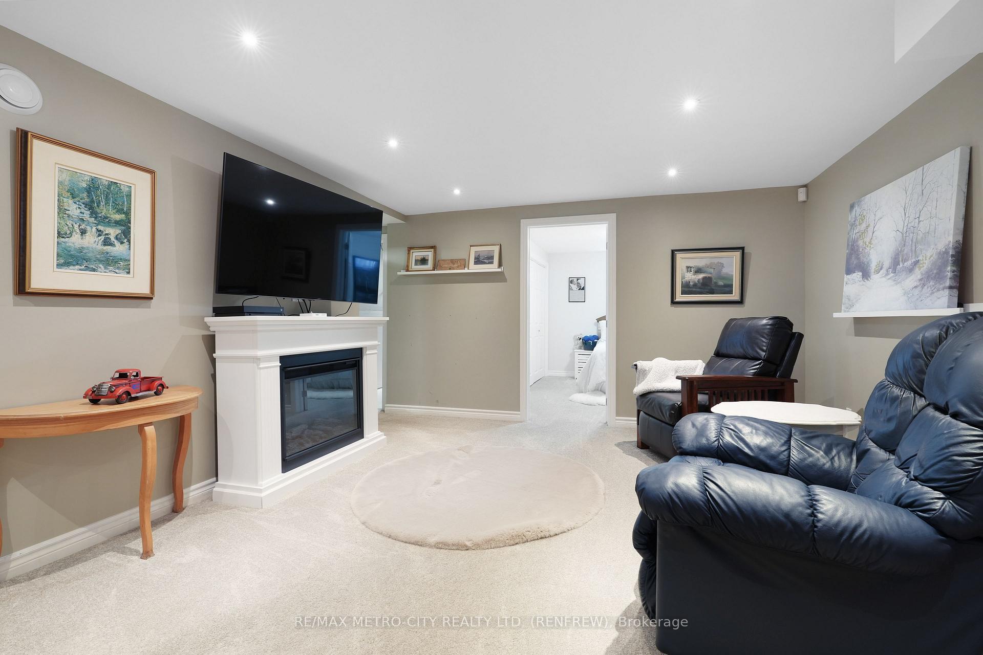 Photo 7 of 160 Airth Boulevard W, Renfrew — HOMEH