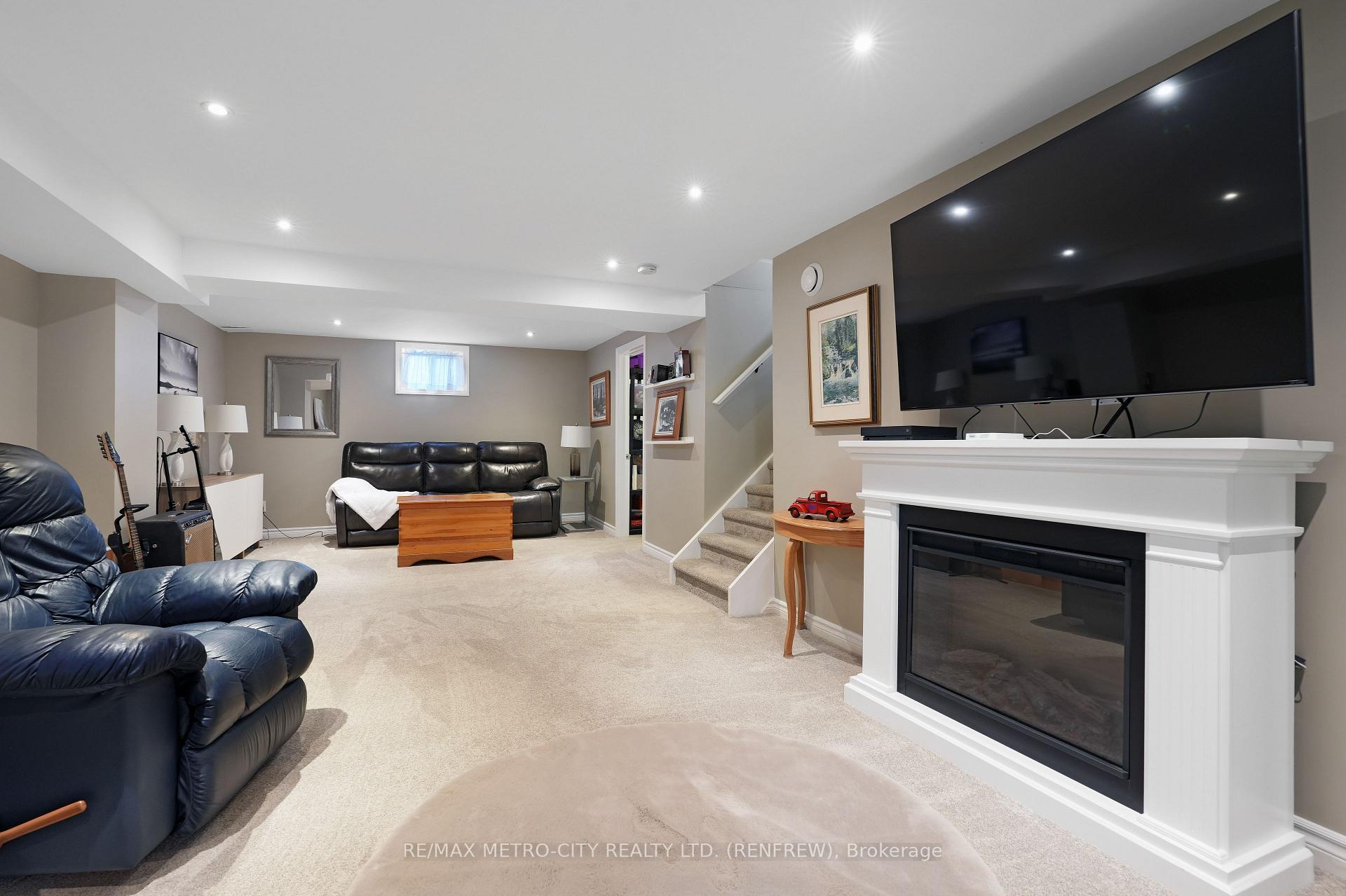 Photo 8 of 160 Airth Boulevard W, Renfrew — HOMEH