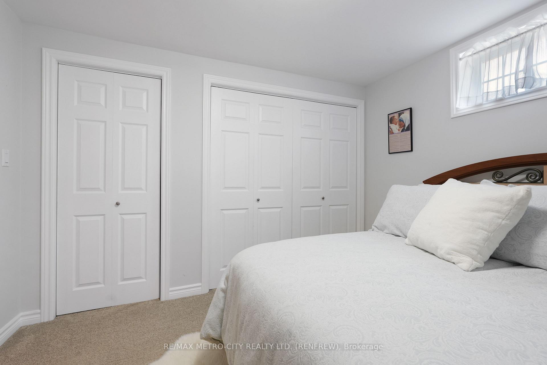 Photo 11 of 160 Airth Boulevard W, Renfrew — HOMEH