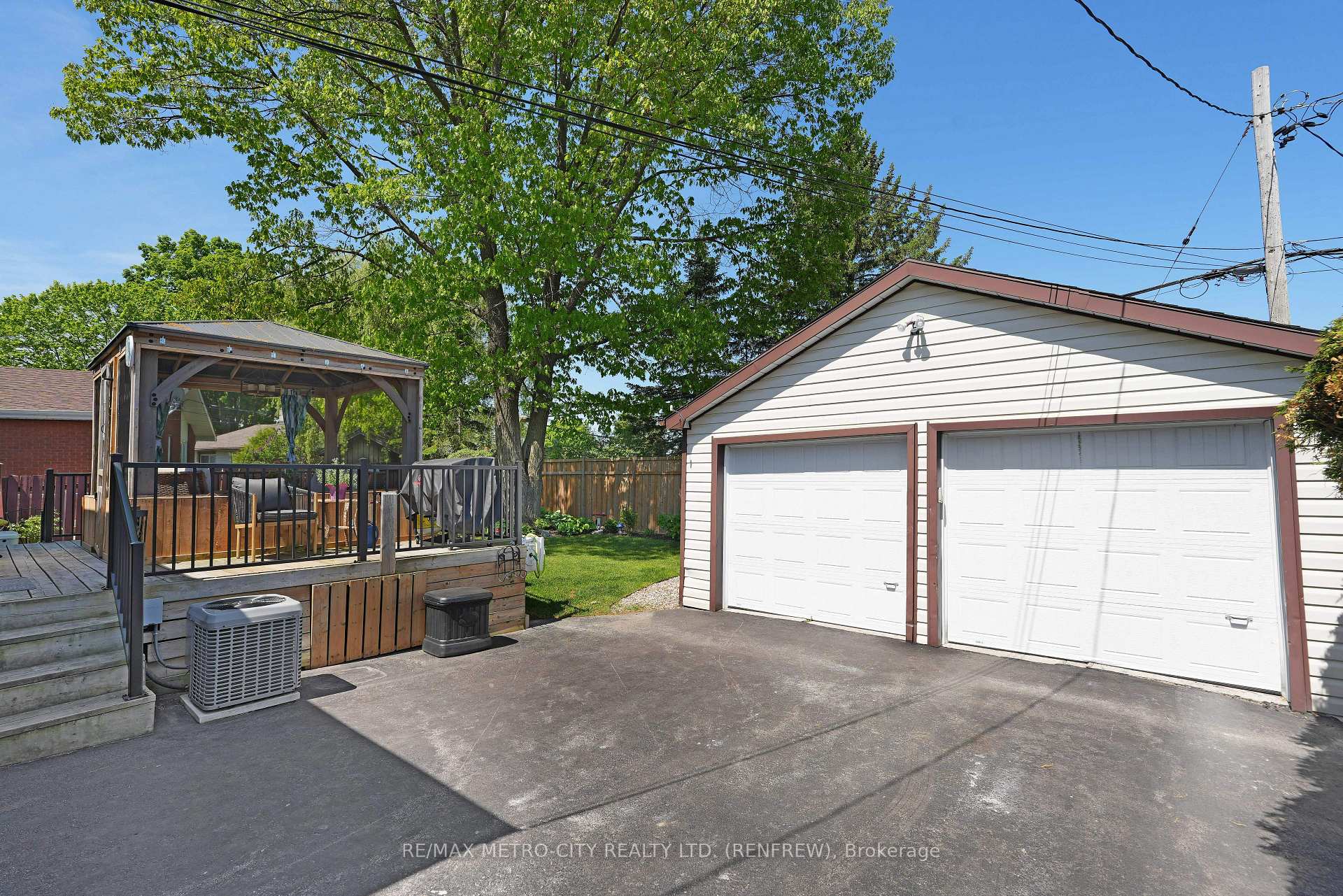Photo 12 of 160 Airth Boulevard W, Renfrew — HOMEH