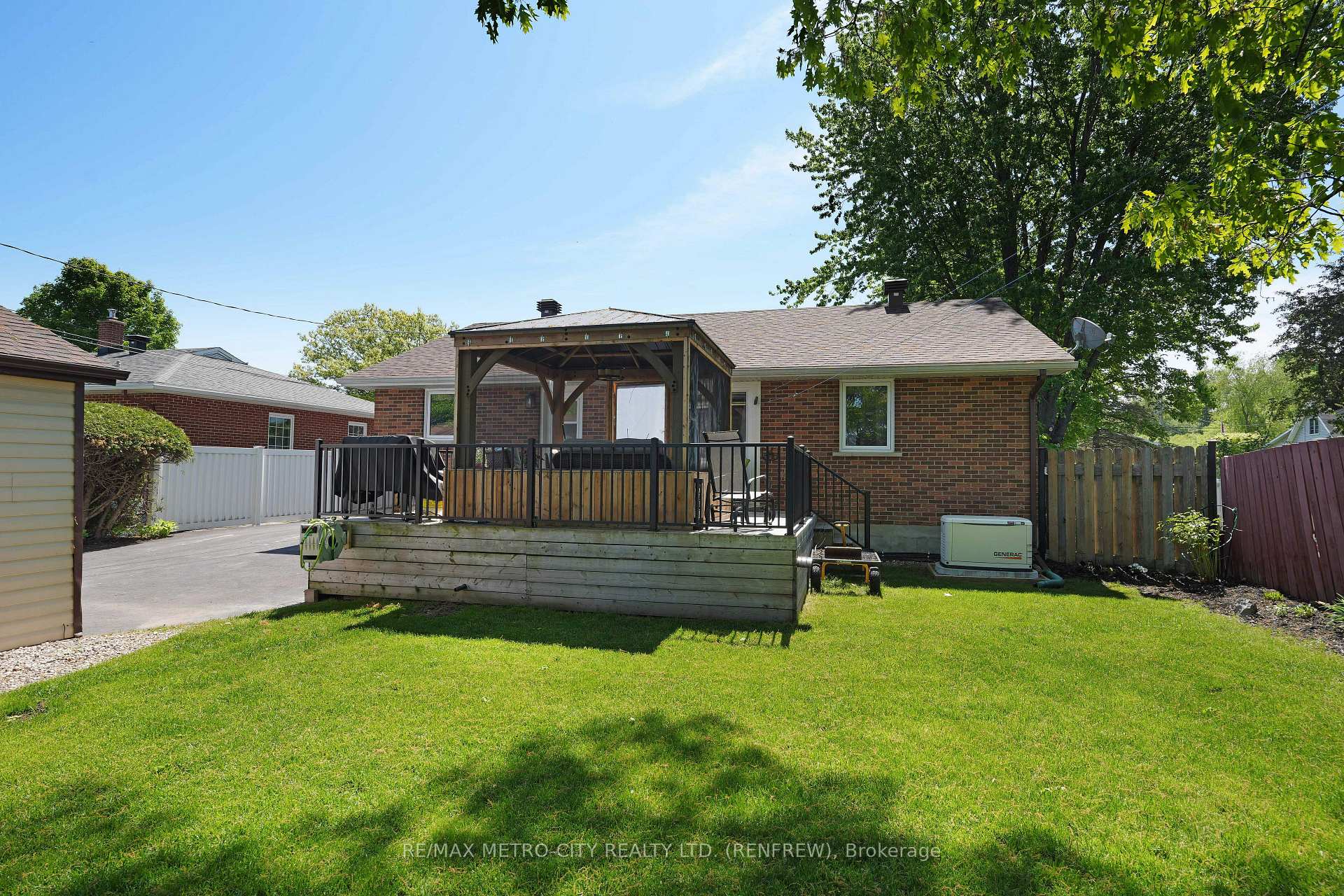 Photo 15 of 160 Airth Boulevard W, Renfrew — HOMEH