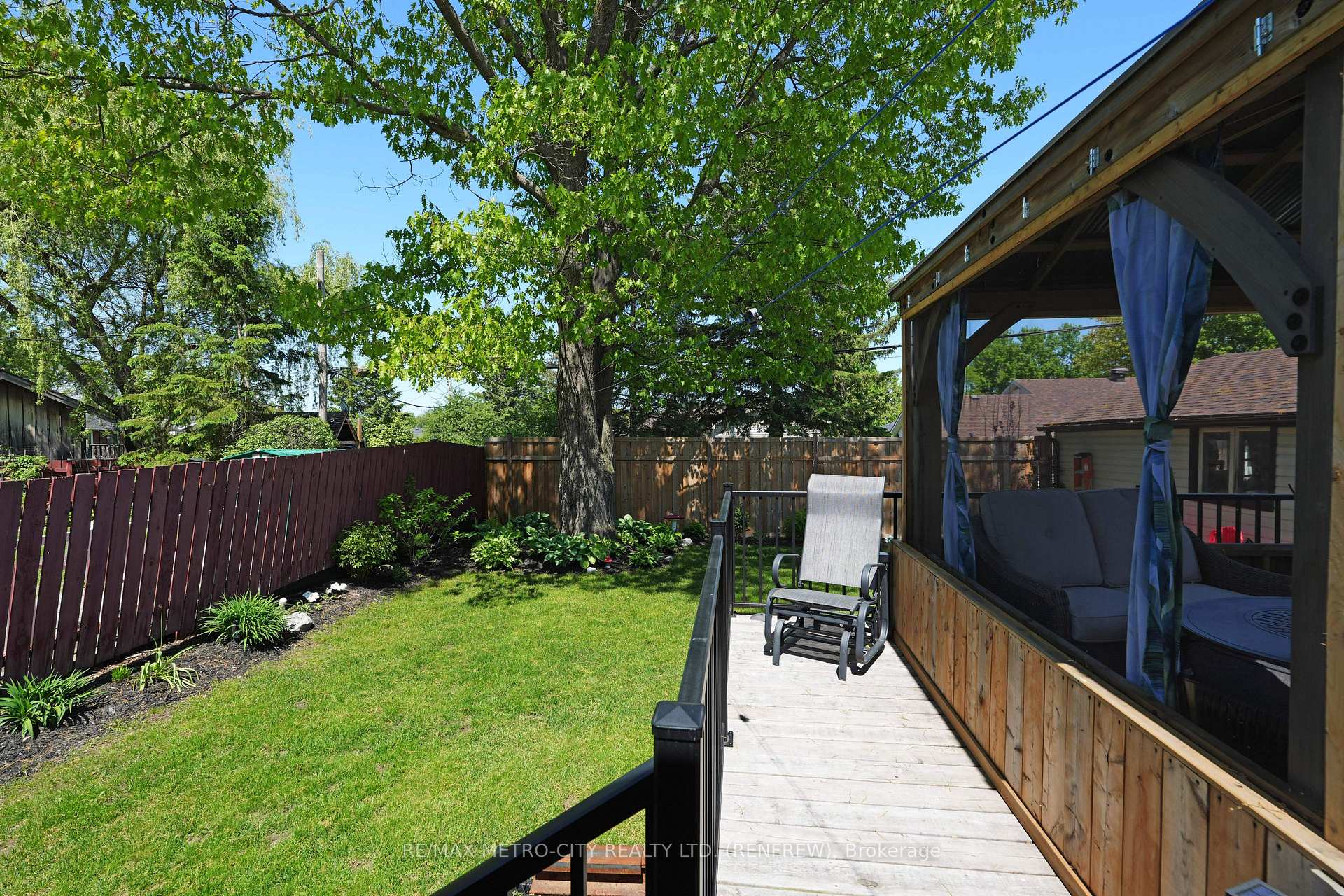 Photo 16 of 160 Airth Boulevard W, Renfrew — HOMEH