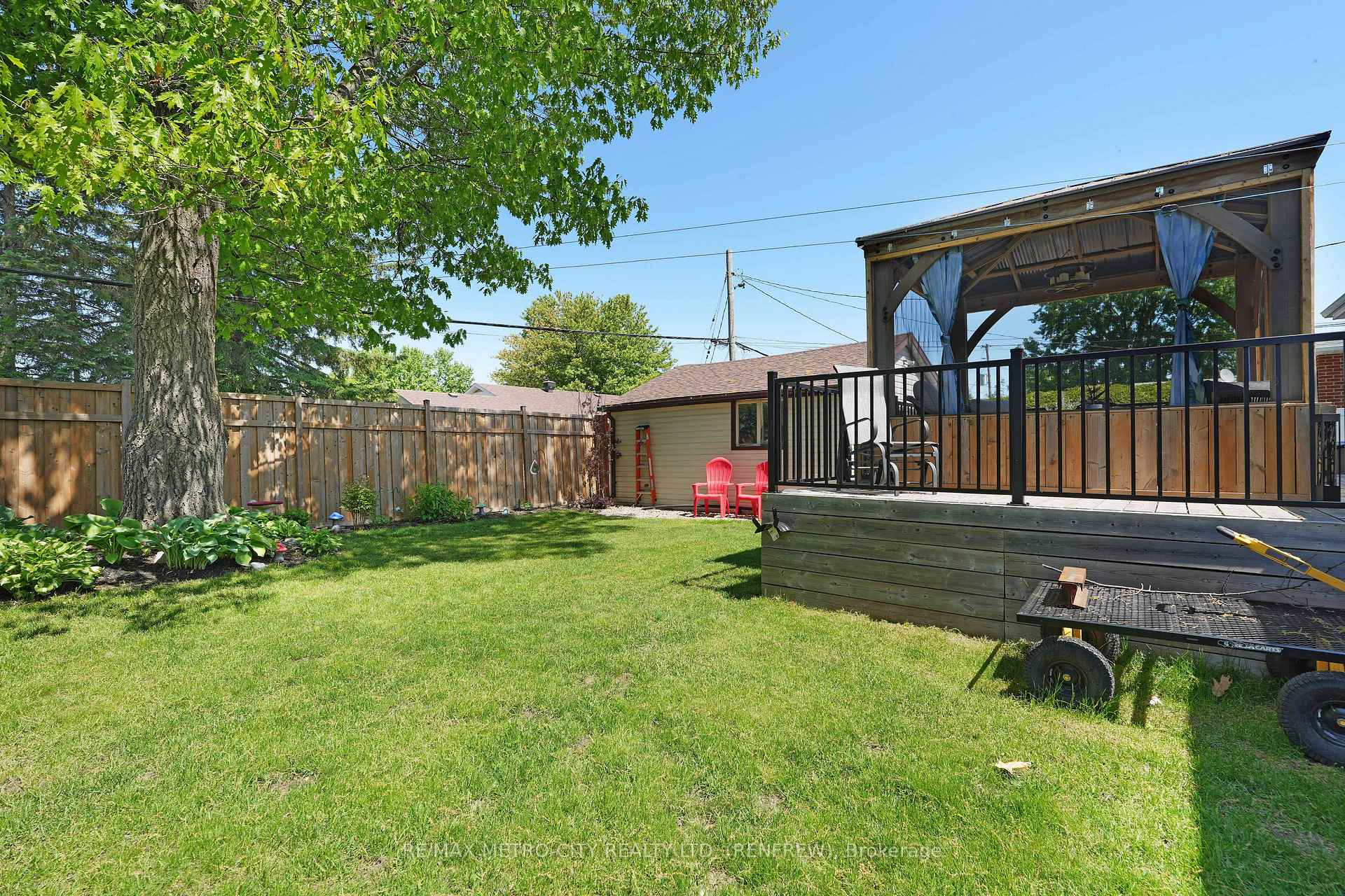 Photo 17 of 160 Airth Boulevard W, Renfrew — HOMEH