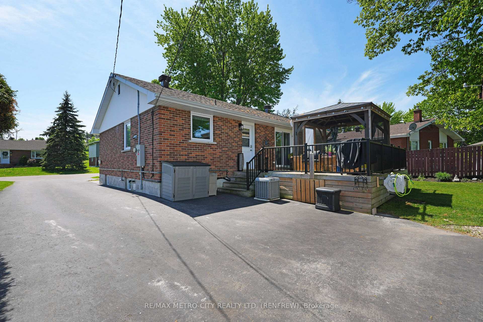 Photo 18 of 160 Airth Boulevard W, Renfrew — HOMEH
