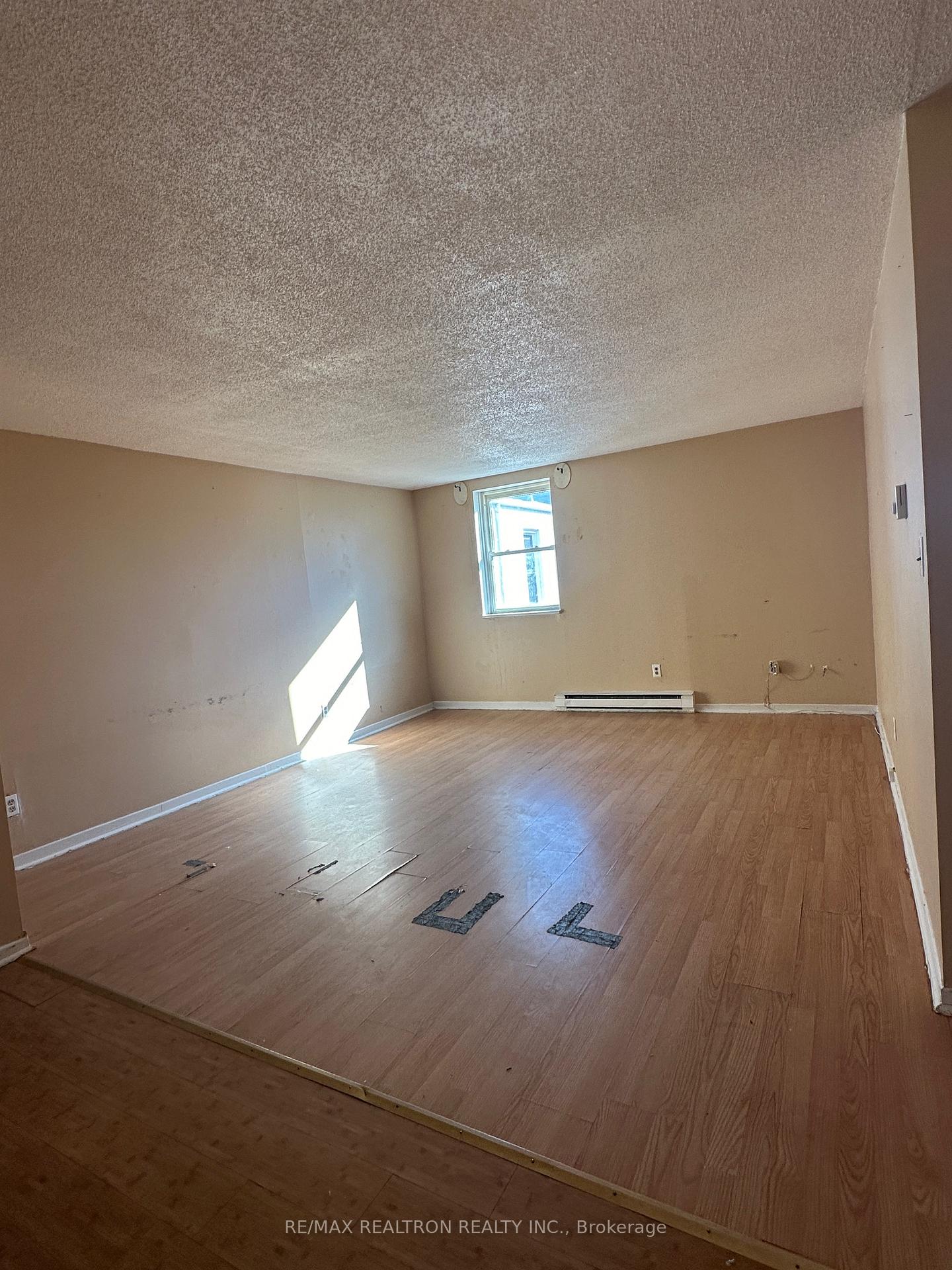 Photo 4 of Unit 4, 16-18 Simcoe Street N, Oshawa, O'Neill — HOMEH