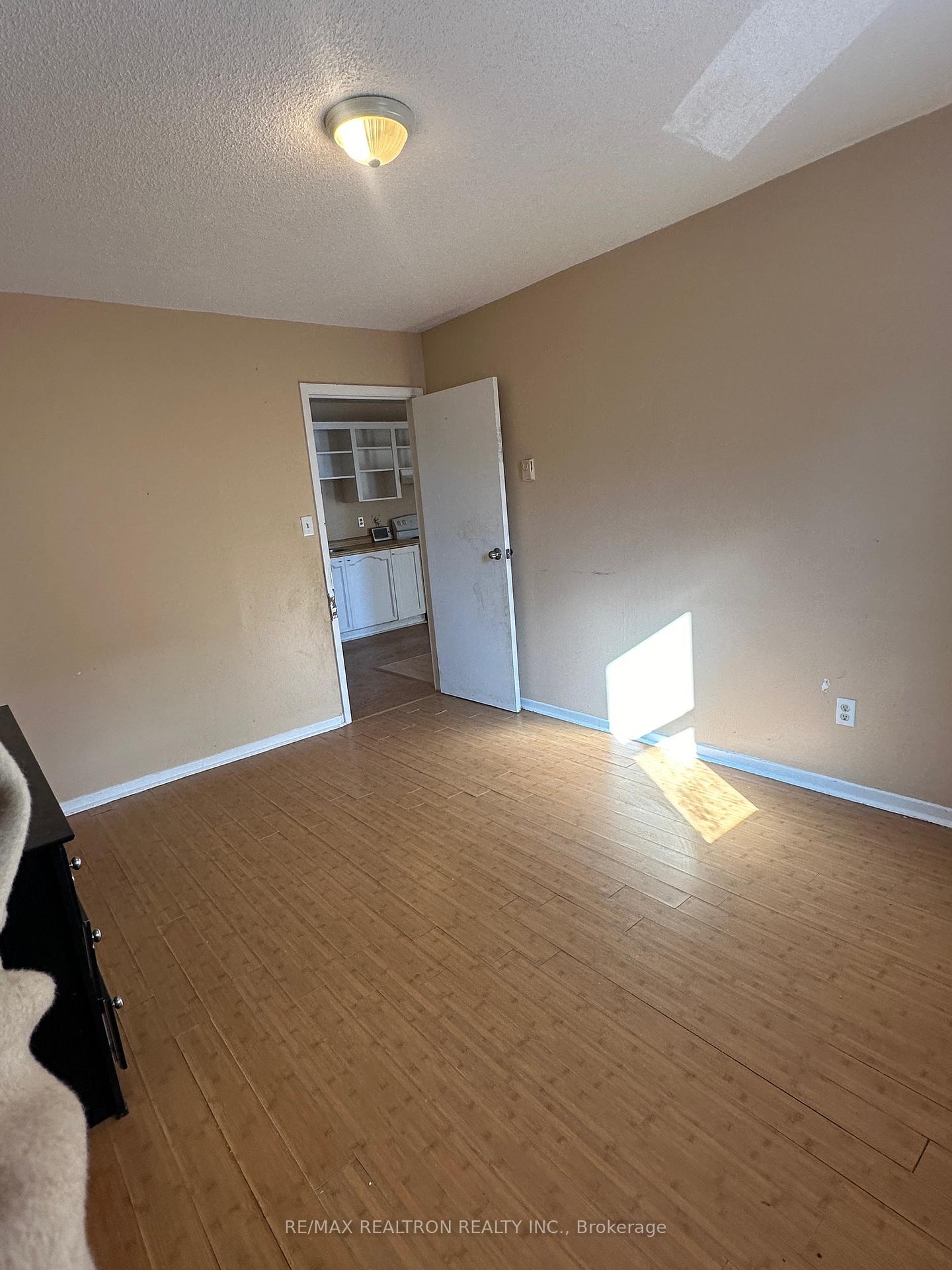 Photo 12 of Unit 4, 16-18 Simcoe Street N, Oshawa, O'Neill — HOMEH