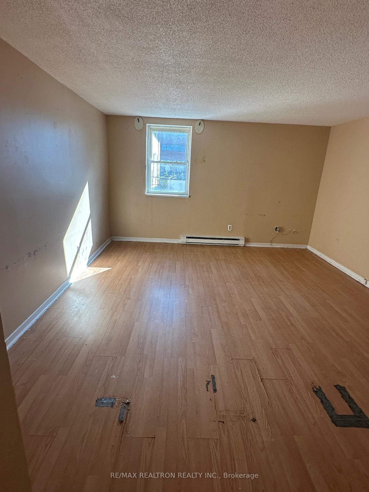 Photo 13 of Unit 4, 16-18 Simcoe Street N, Oshawa, O'Neill — HOMEH