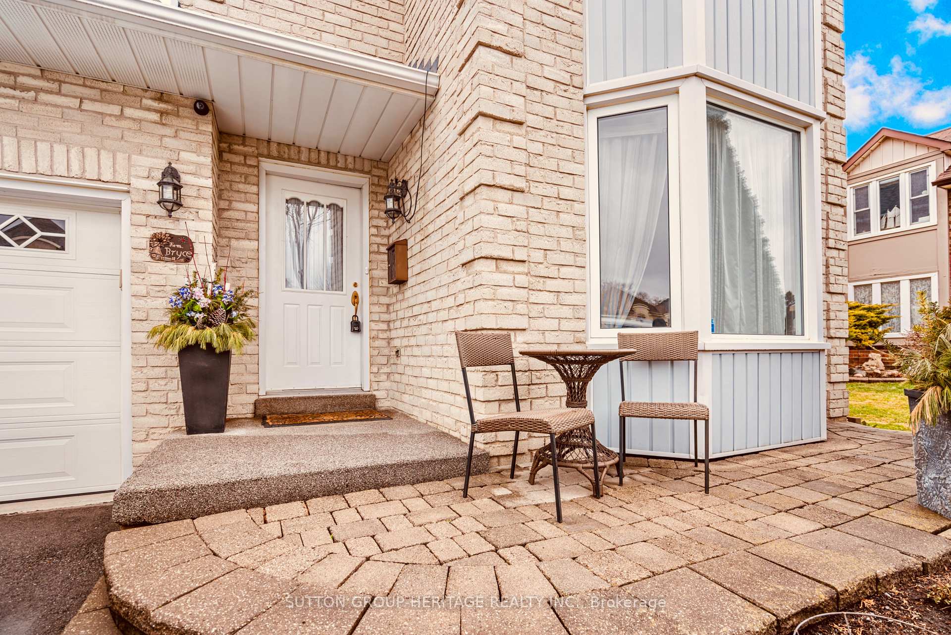 Photo 2 of 943 Gablehurst Crescent, Pickering, Liverpool — HOMEH