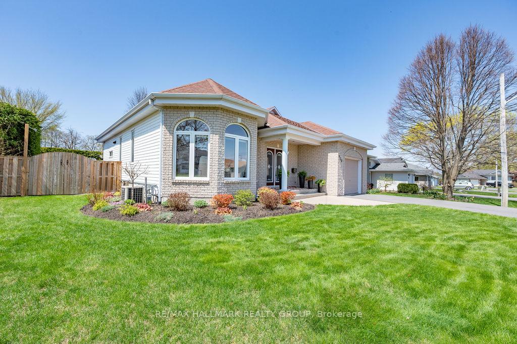 Photo 2 of 230 Vanier Crescent, Renfrew — HOMEH