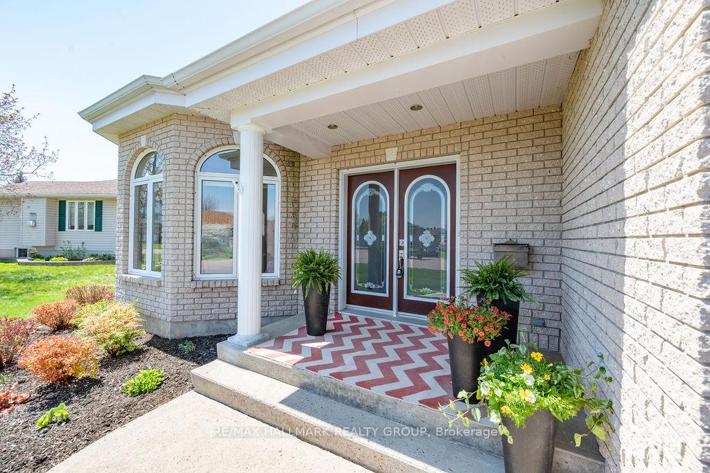 Photo 3 of 230 Vanier Crescent, Renfrew — HOMEH