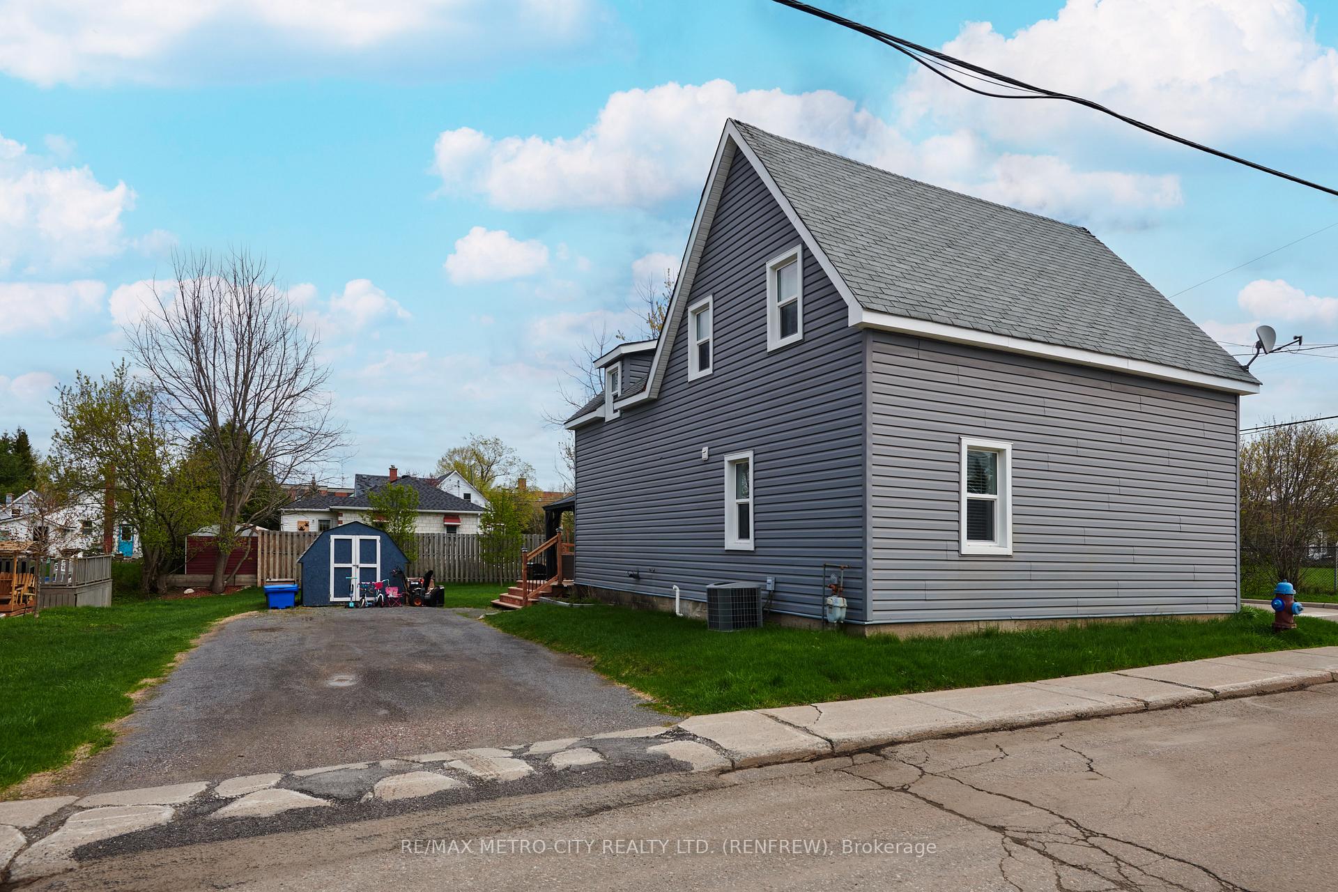 Photo 2 of 228 Arnprior Avenue, Renfrew — HOMEH