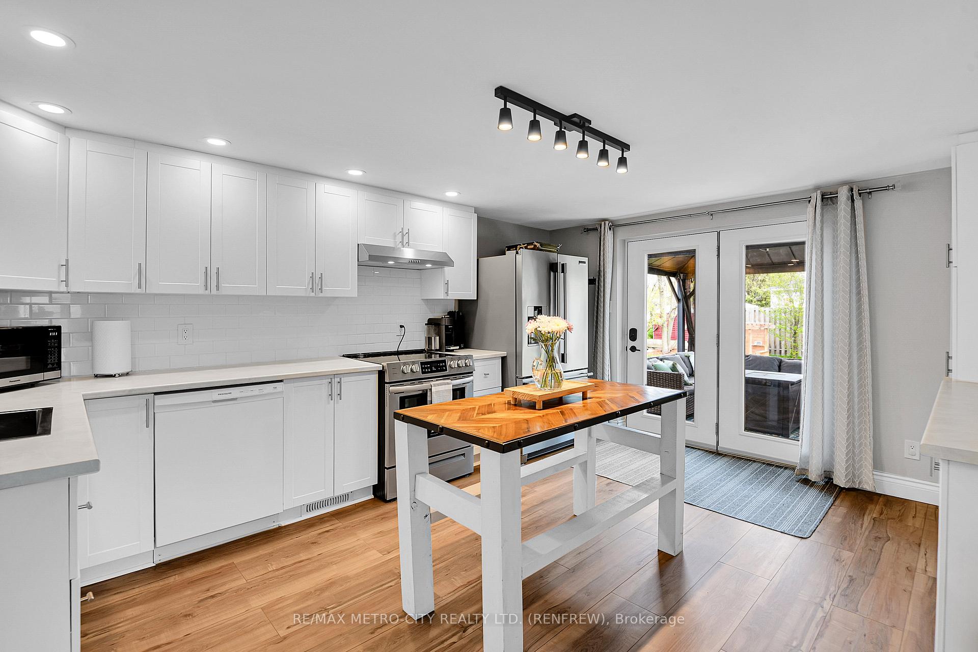 Photo 4 of 228 Arnprior Avenue, Renfrew — HOMEH