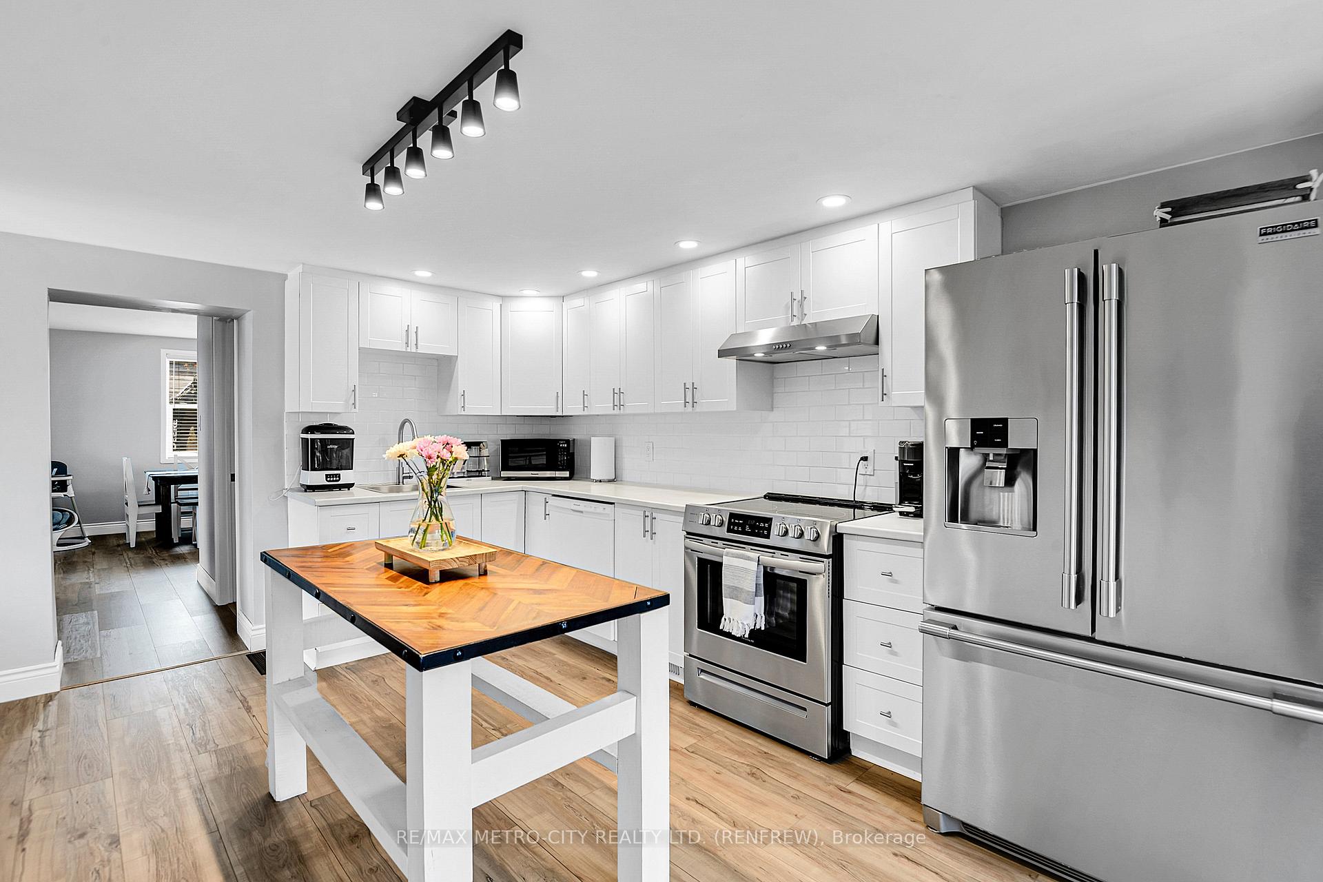 Photo 5 of 228 Arnprior Avenue, Renfrew — HOMEH