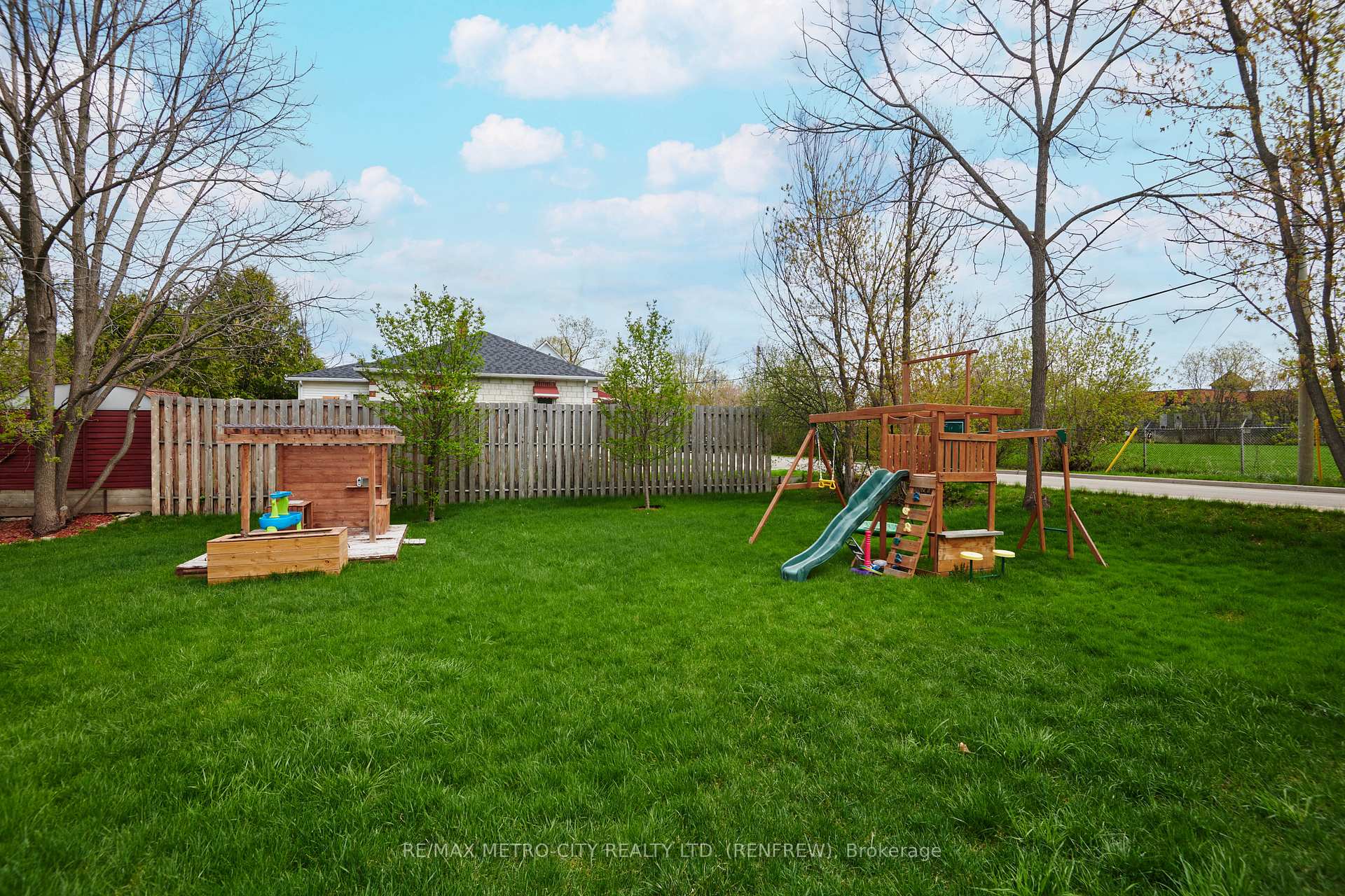 Photo 28 of 228 Arnprior Avenue, Renfrew — HOMEH