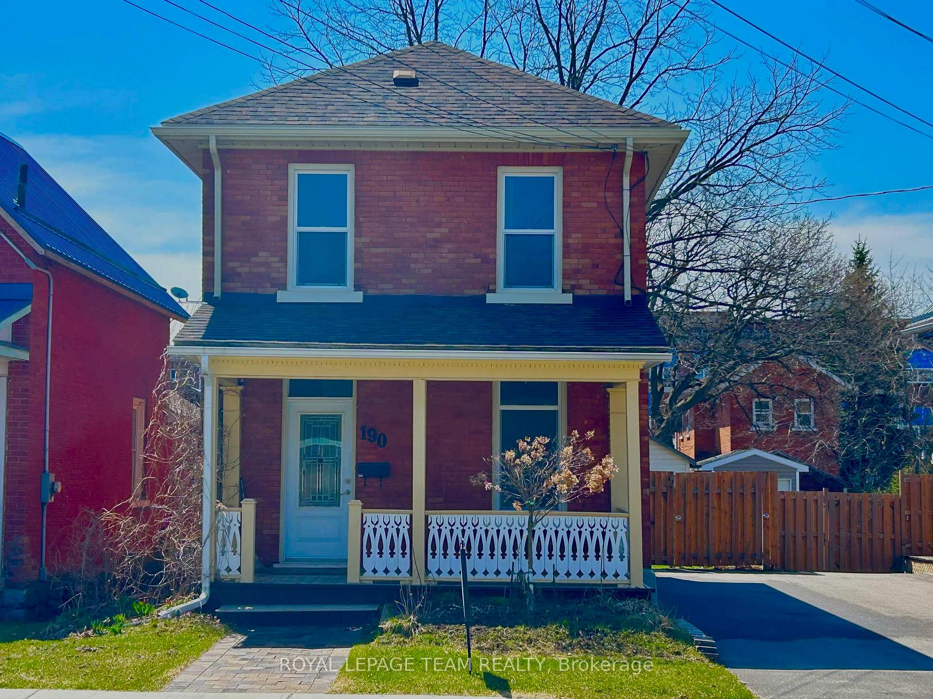 Front of 190 Lochiel Street S