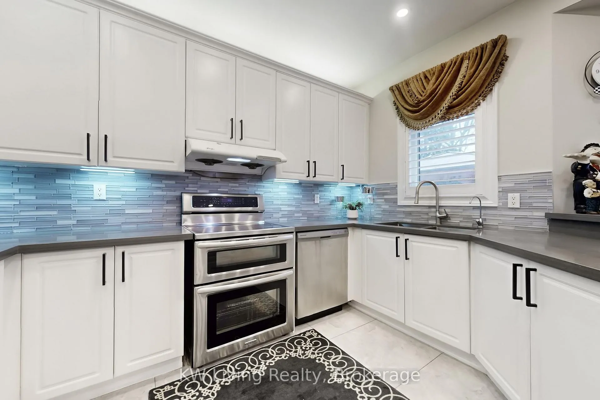 Photo 18 of 94 Silver Rose Crescent, Markham, Cachet — HOMEH