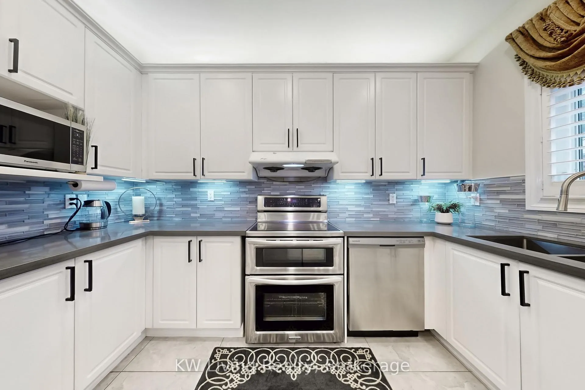 Photo 20 of 94 Silver Rose Crescent, Markham, Cachet — HOMEH