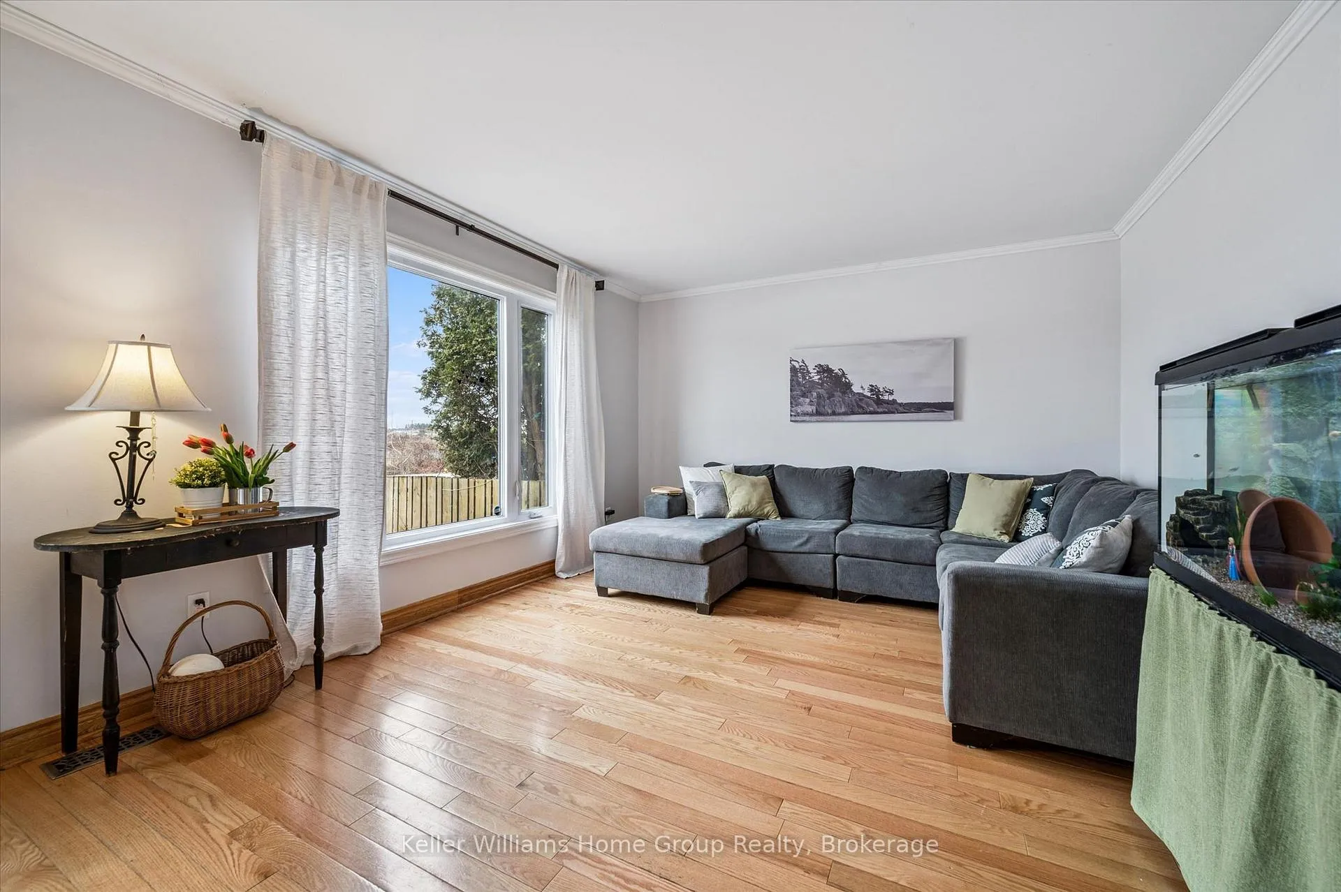 Photo 6 of 856 Gzowski Street, Centre Wellington, Fergus — HOMEH