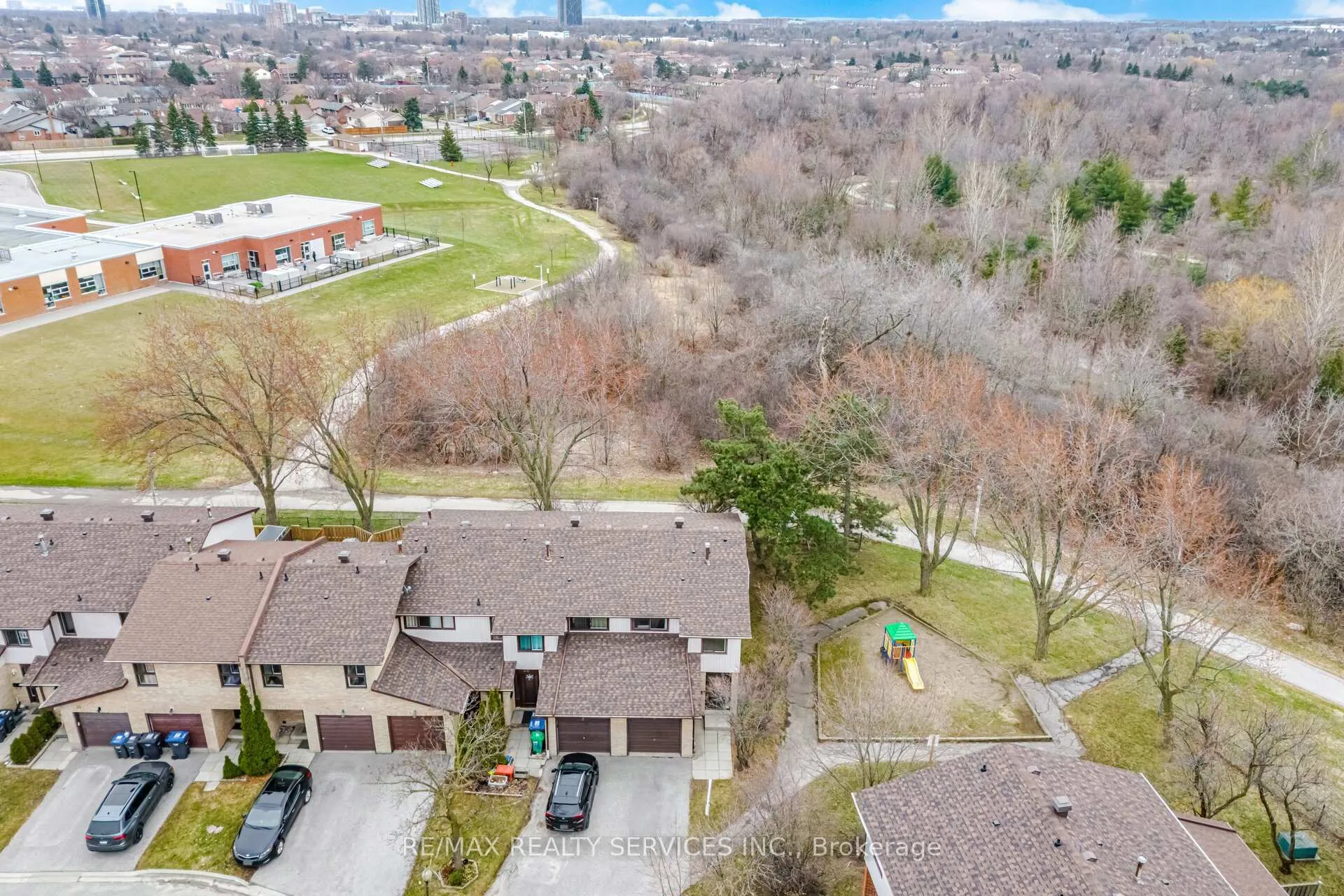 Photo 2 of Unit 27, 27 Dawson Crescent, Brampton, Brampton North — HOMEH