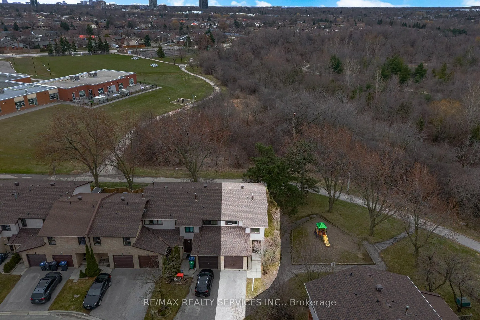 Photo 3 of Unit 27, 27 Dawson Crescent, Brampton, Brampton North — HOMEH
