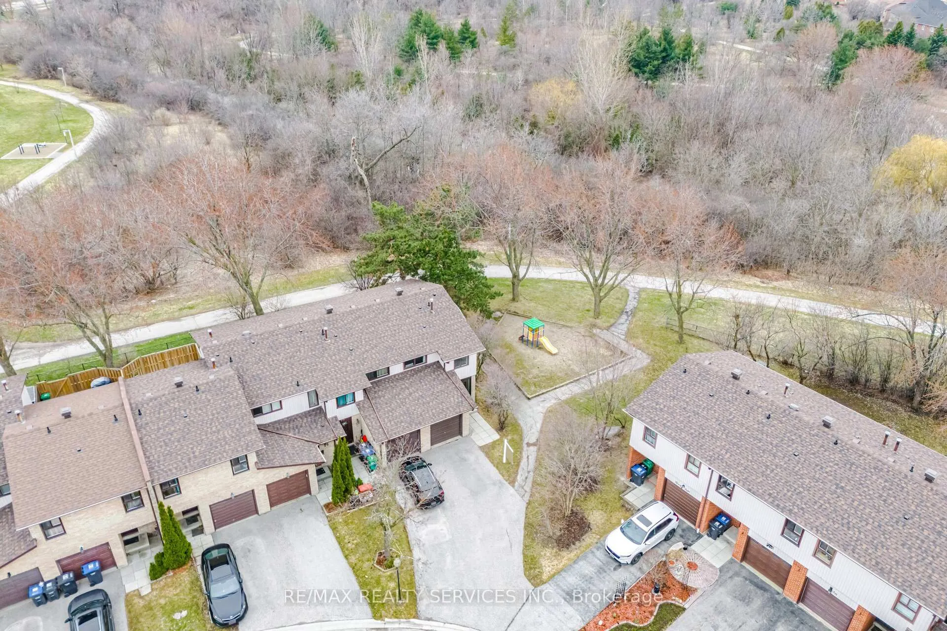 Photo 4 of Unit 27, 27 Dawson Crescent, Brampton, Brampton North — HOMEH
