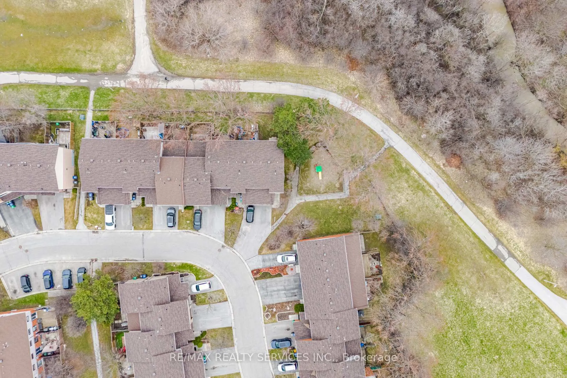 Photo 5 of Unit 27, 27 Dawson Crescent, Brampton, Brampton North — HOMEH