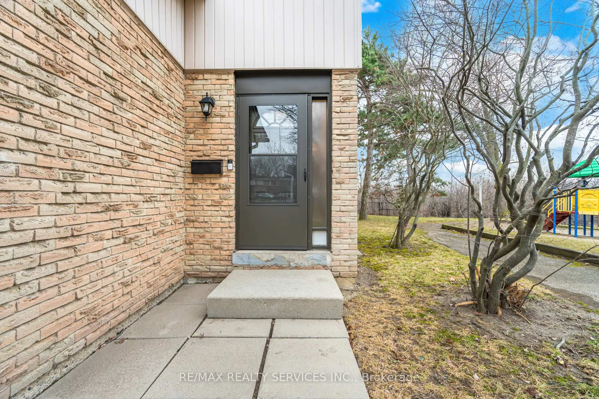 Photo 12 of Unit 27, 27 Dawson Crescent, Brampton, Brampton North — HOMEH